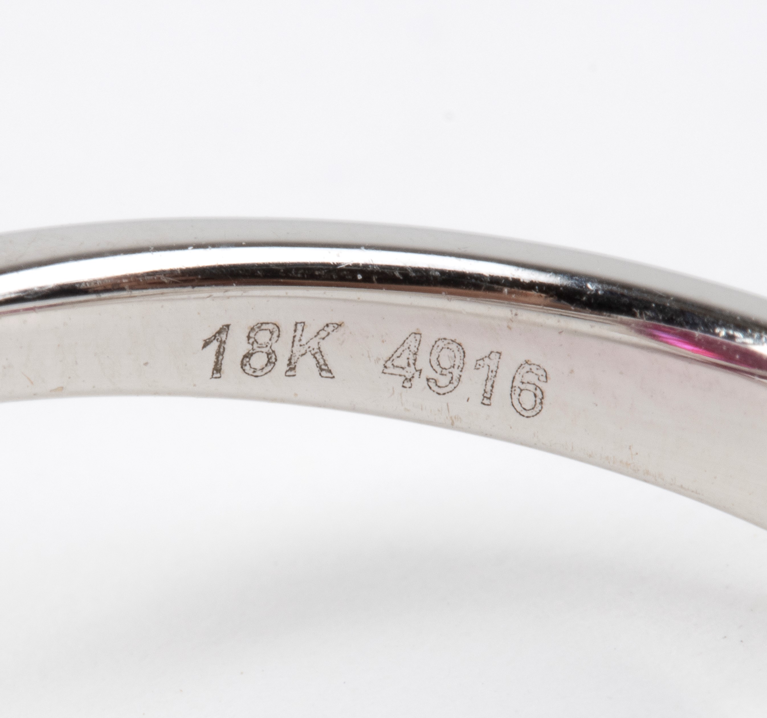 Oreficeria italiana, Anello in oro bianco 18k con rubino ovale e due diamanti