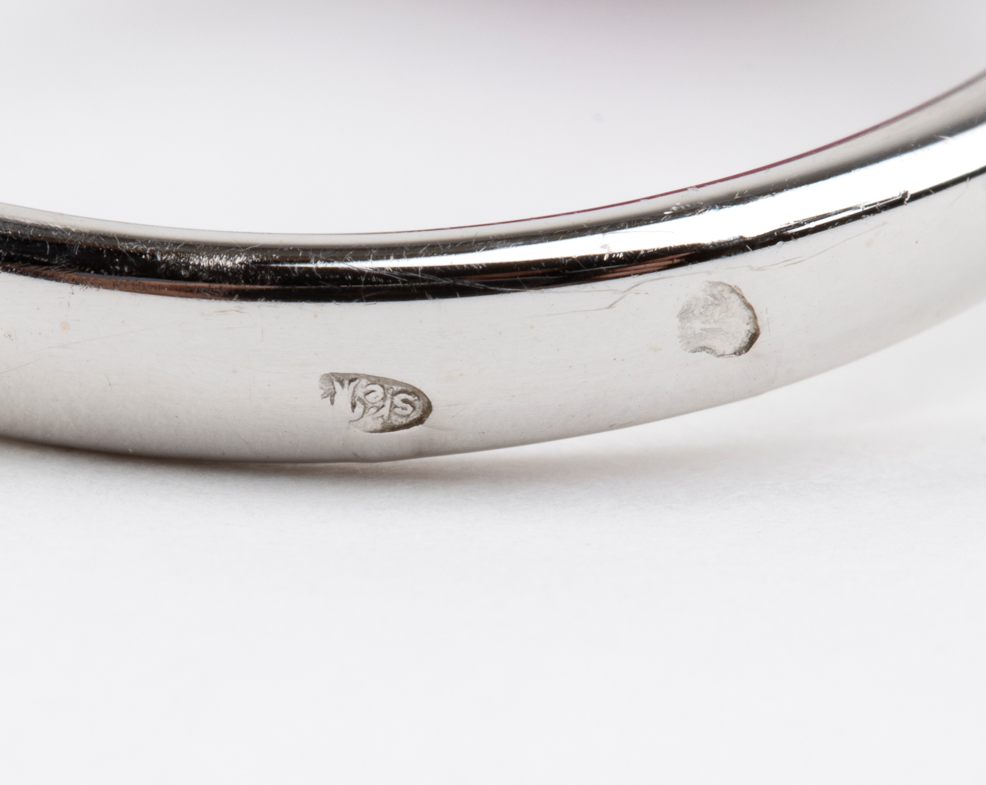 Oreficeria italiana, Anello in oro bianco 18k con rubino ovale e due diamanti
