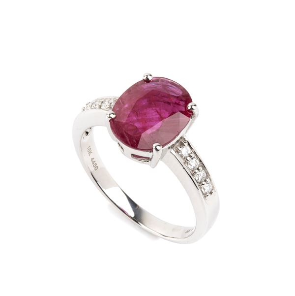 Anello con rubino e diamanti