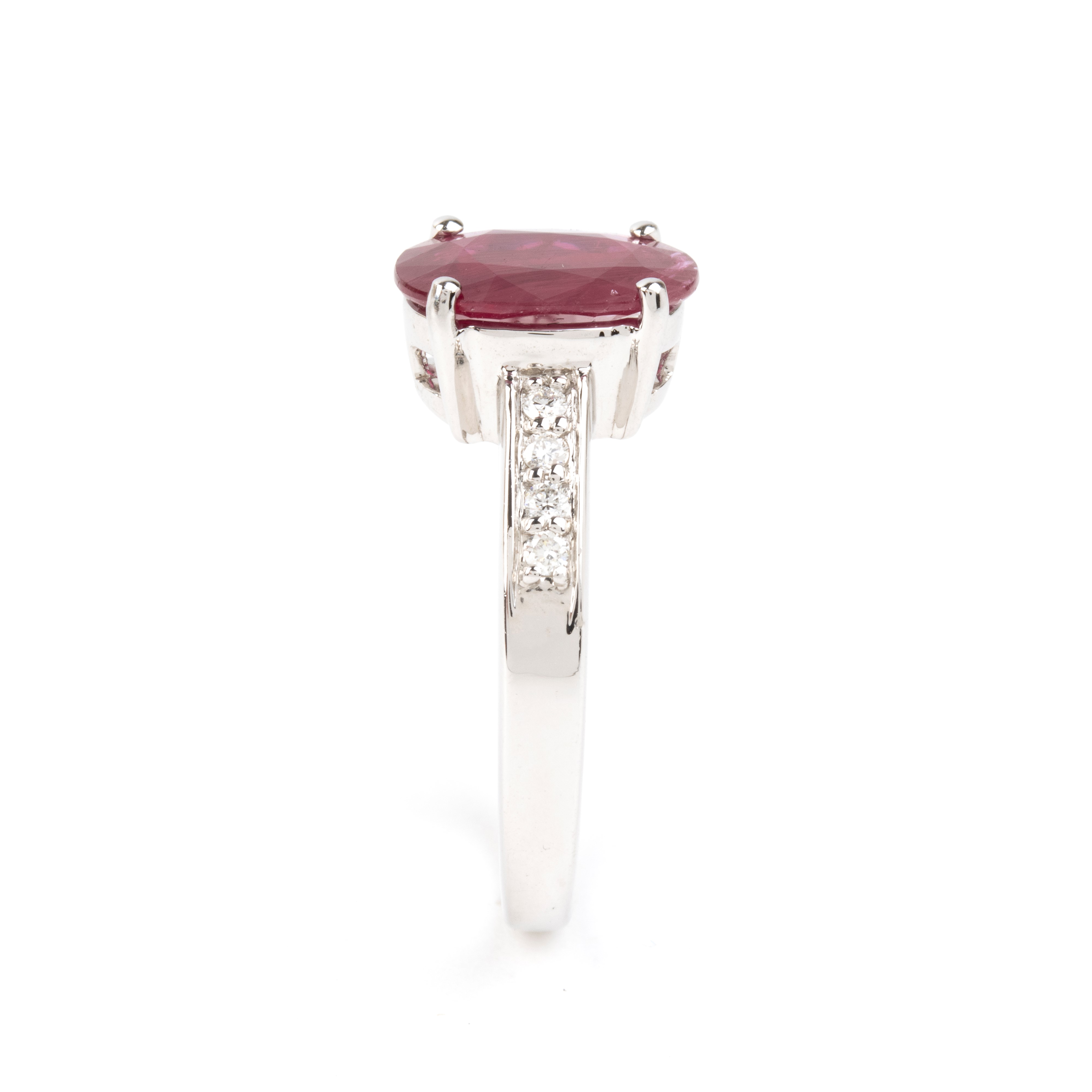 Anello in oro bianco 18k con rubino ovale e diamanti
