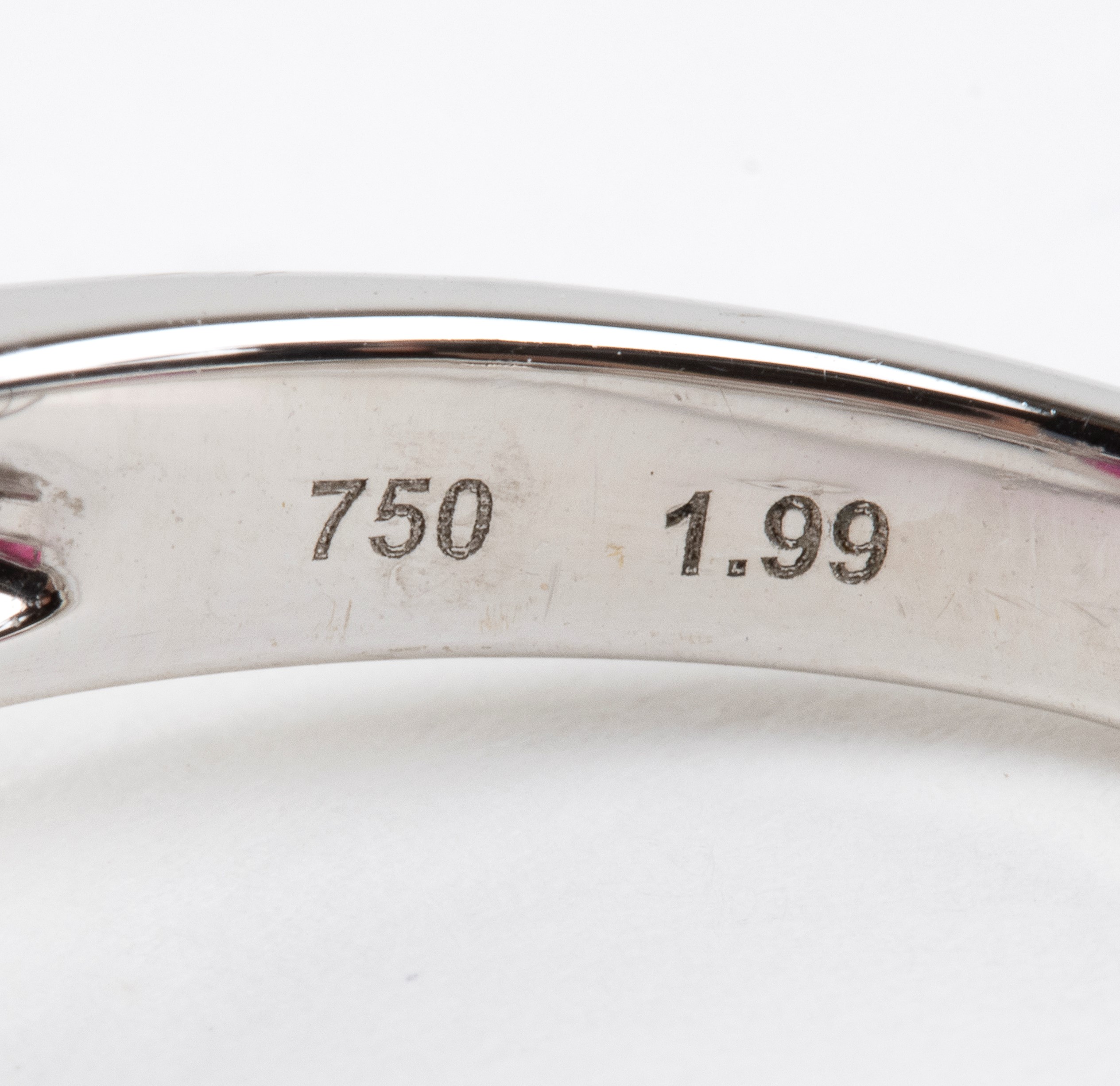 Anello in oro bianco 18k con rubino ovale e diamanti