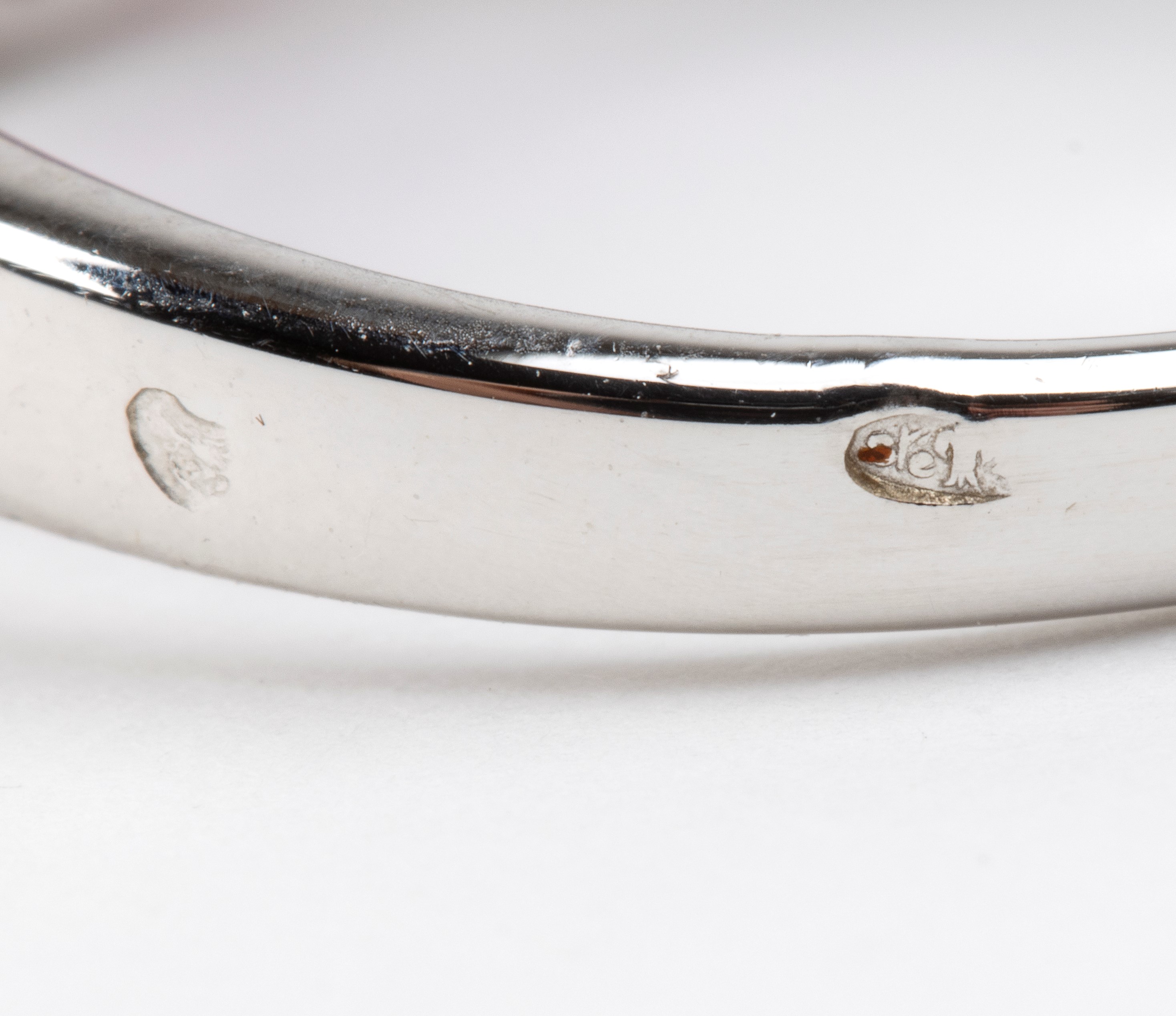 Anello in oro bianco 18k con rubino ovale e diamanti