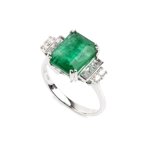 Anello in oro con smeraldo e diamanti  
