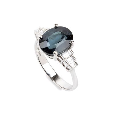 Anello in oro bianco 18k con zaffiro ovale e diamanti baguette