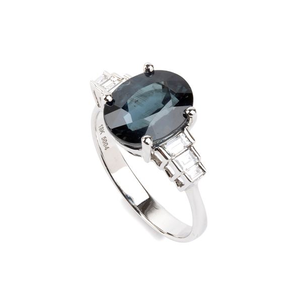 Anello in oro con zaffiro e diamanti