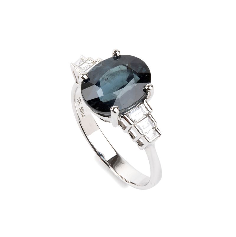 Anello in oro bianco 18k con zaffiro ovale e diamanti baguette