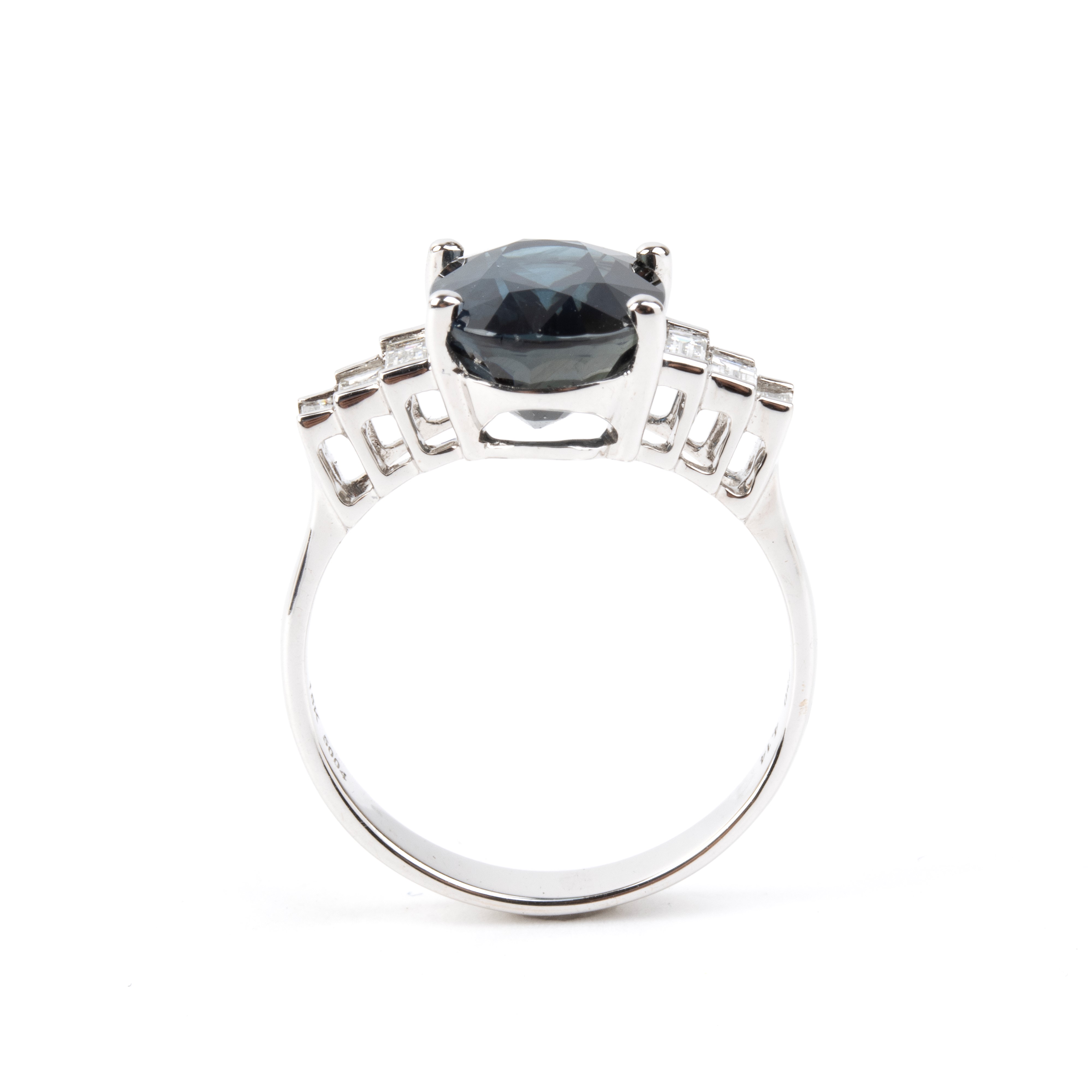Anello in oro bianco 18k con zaffiro ovale e diamanti baguette
