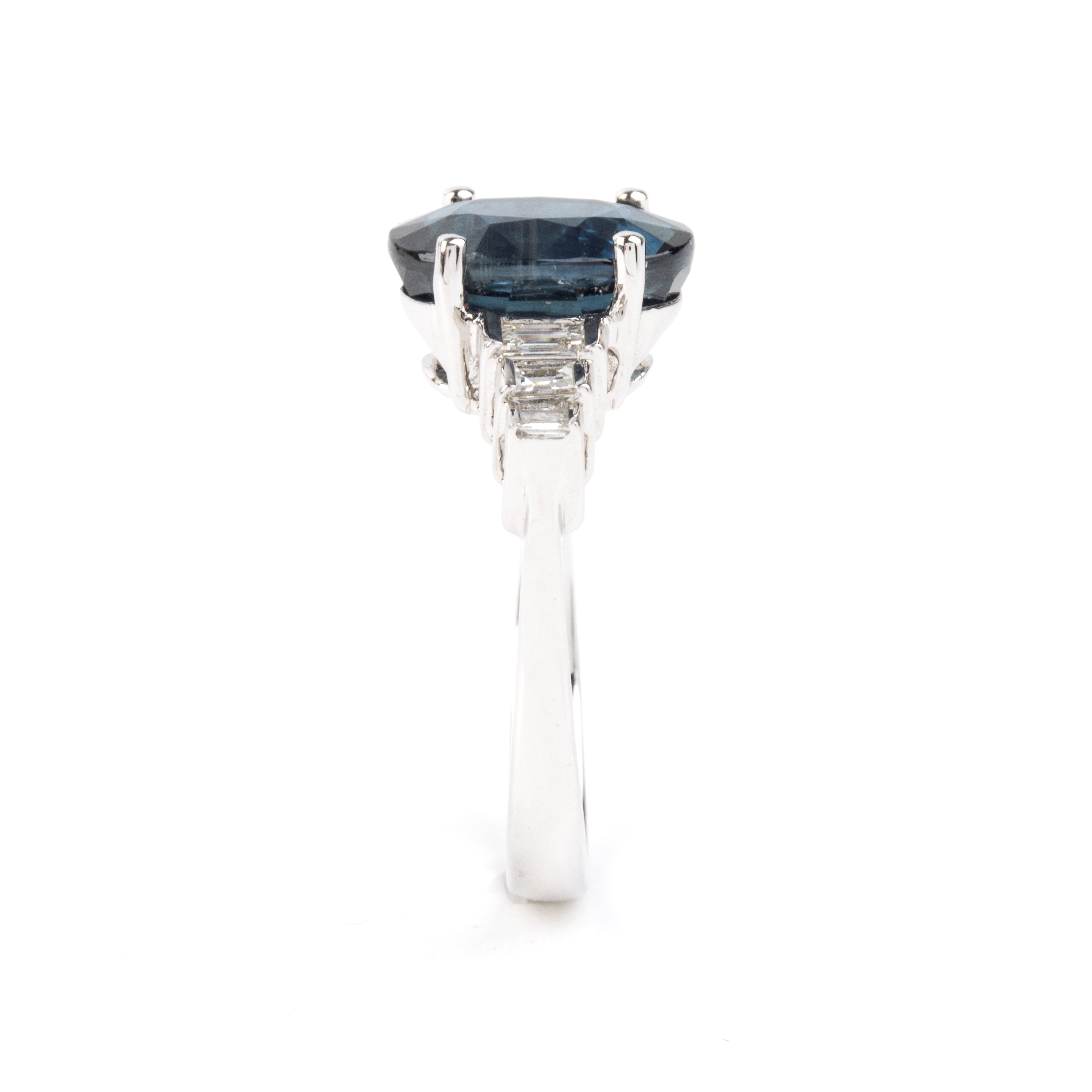 Anello in oro bianco 18k con zaffiro ovale e diamanti baguette