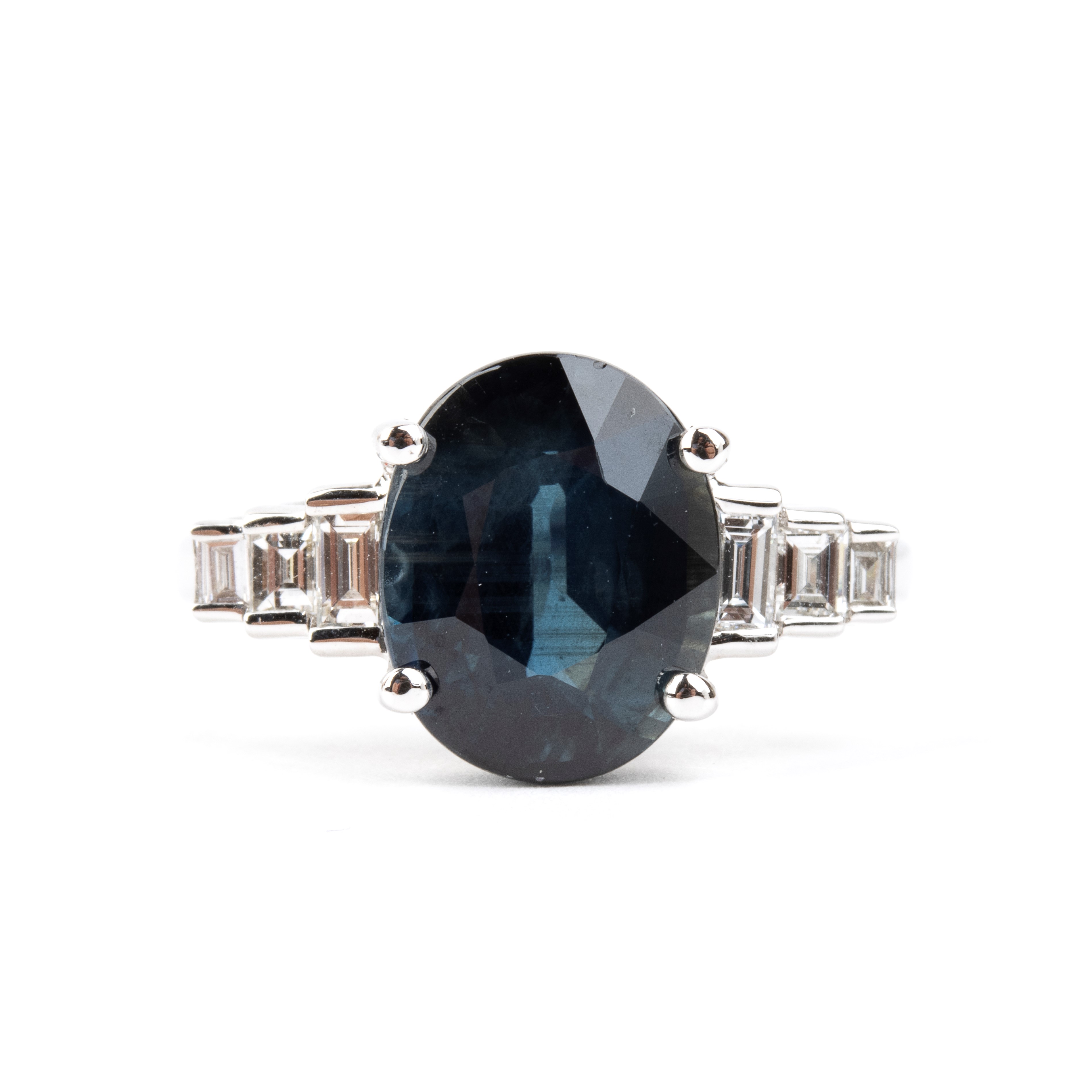 Anello in oro bianco 18k con zaffiro ovale e diamanti baguette