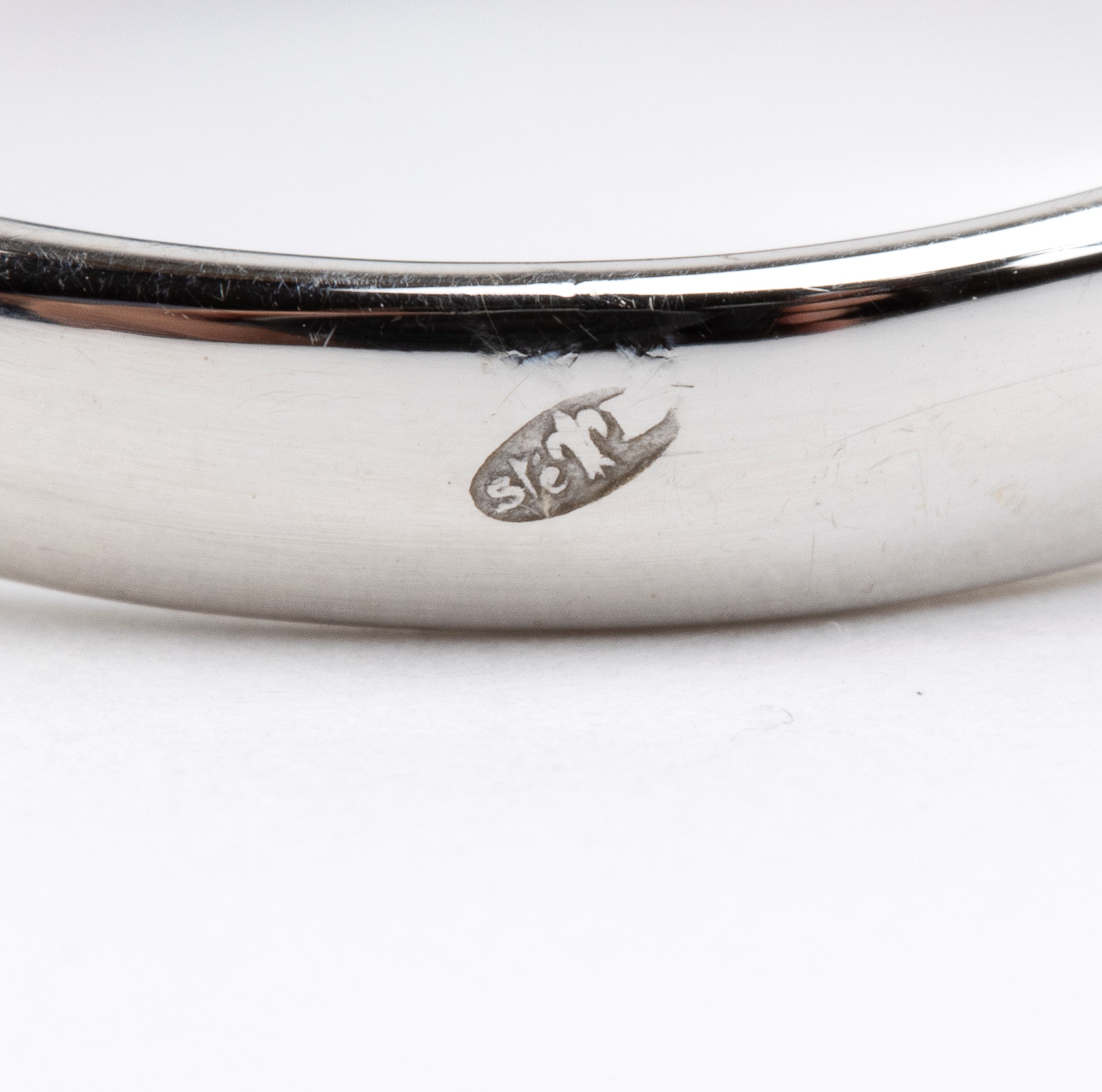 Anello in oro bianco 18k con zaffiro ovale e diamanti baguette