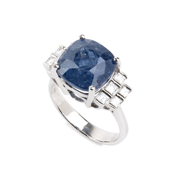 Anello in oro con zaffiro e diamanti