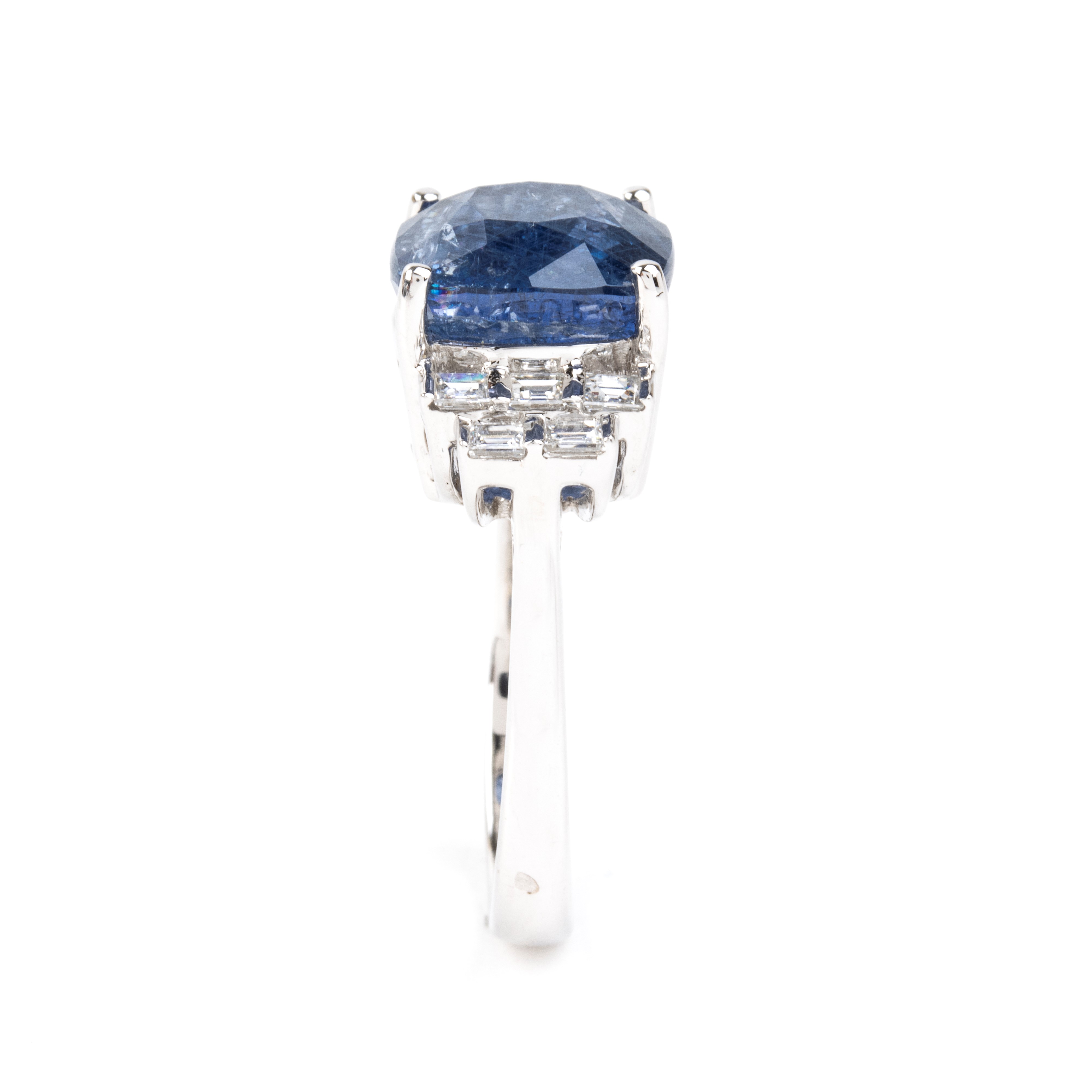 BRANAR, Anello in oro bianco 18k con zaffiro a cuscino e diamanti baguette
