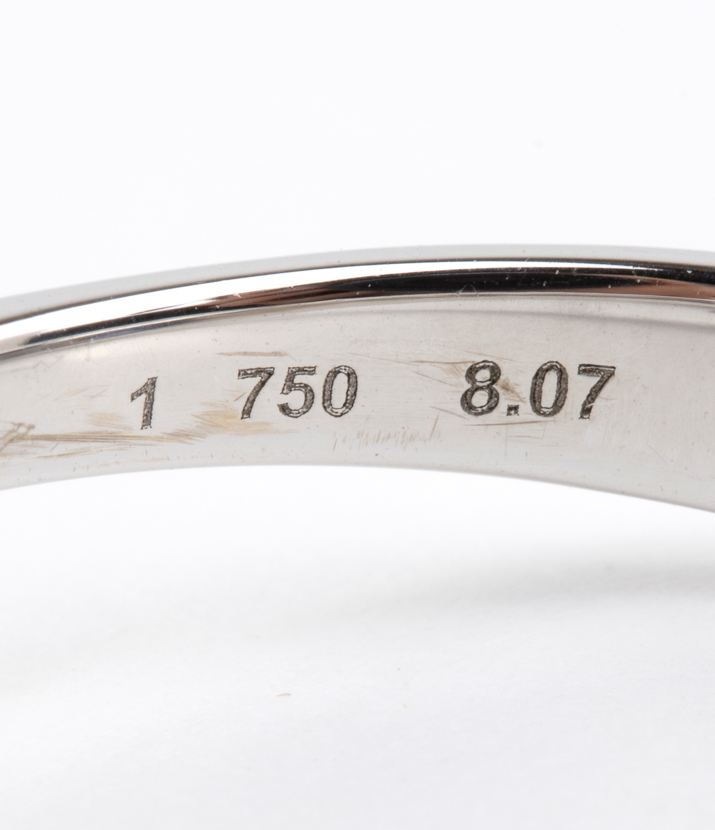 BRANAR, Anello in oro bianco 18k con zaffiro a cuscino e diamanti baguette