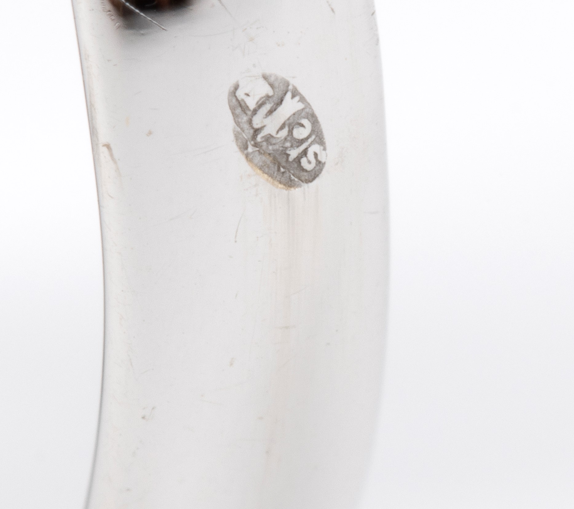 BRANAR, Anello in oro bianco 18k con zaffiro a cuscino e diamanti baguette