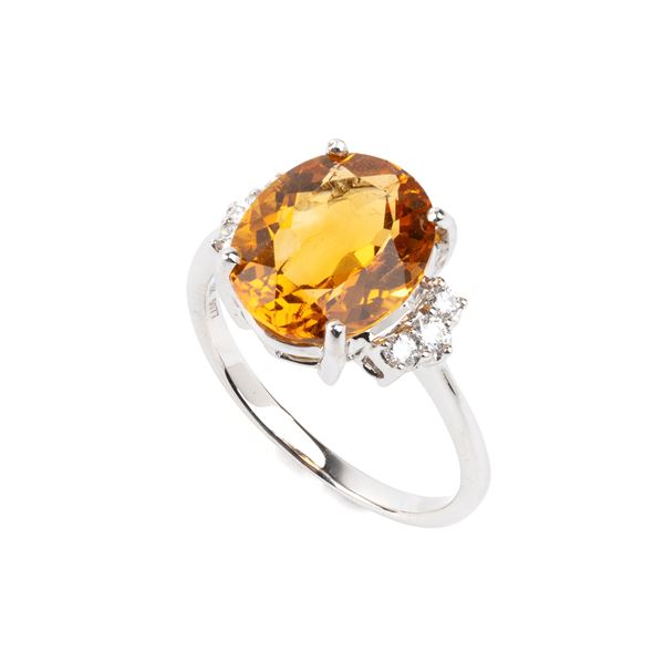 Anello in oro con quarzo citrino e diamanti    