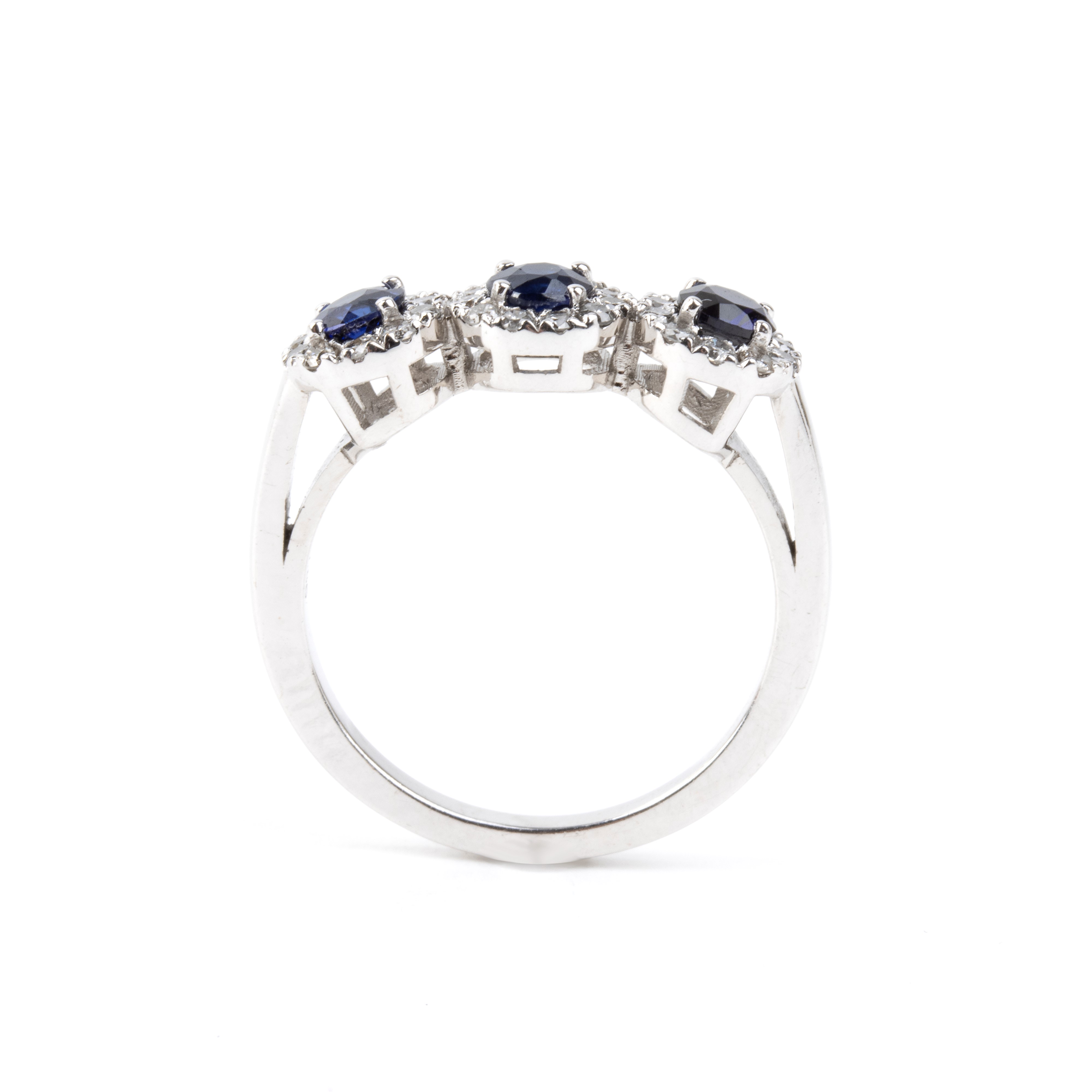Anello in oro bianco 18k con zaffiri e diamanti