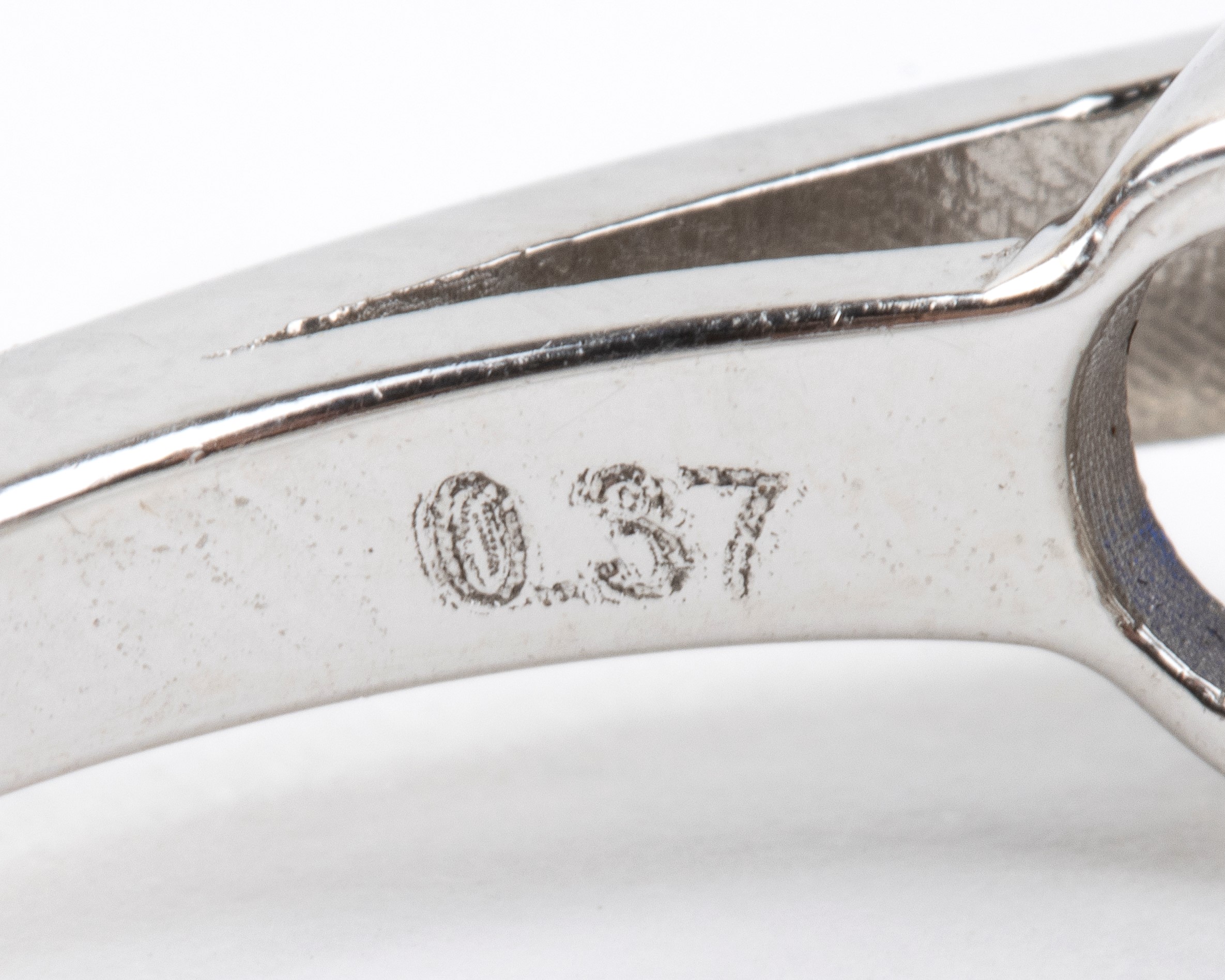 Anello in oro bianco 18k con zaffiri e diamanti