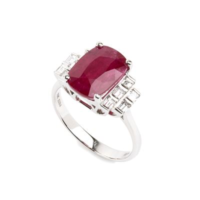 Anello, oro bianco 18k con rubino ovale e diamanti baguette