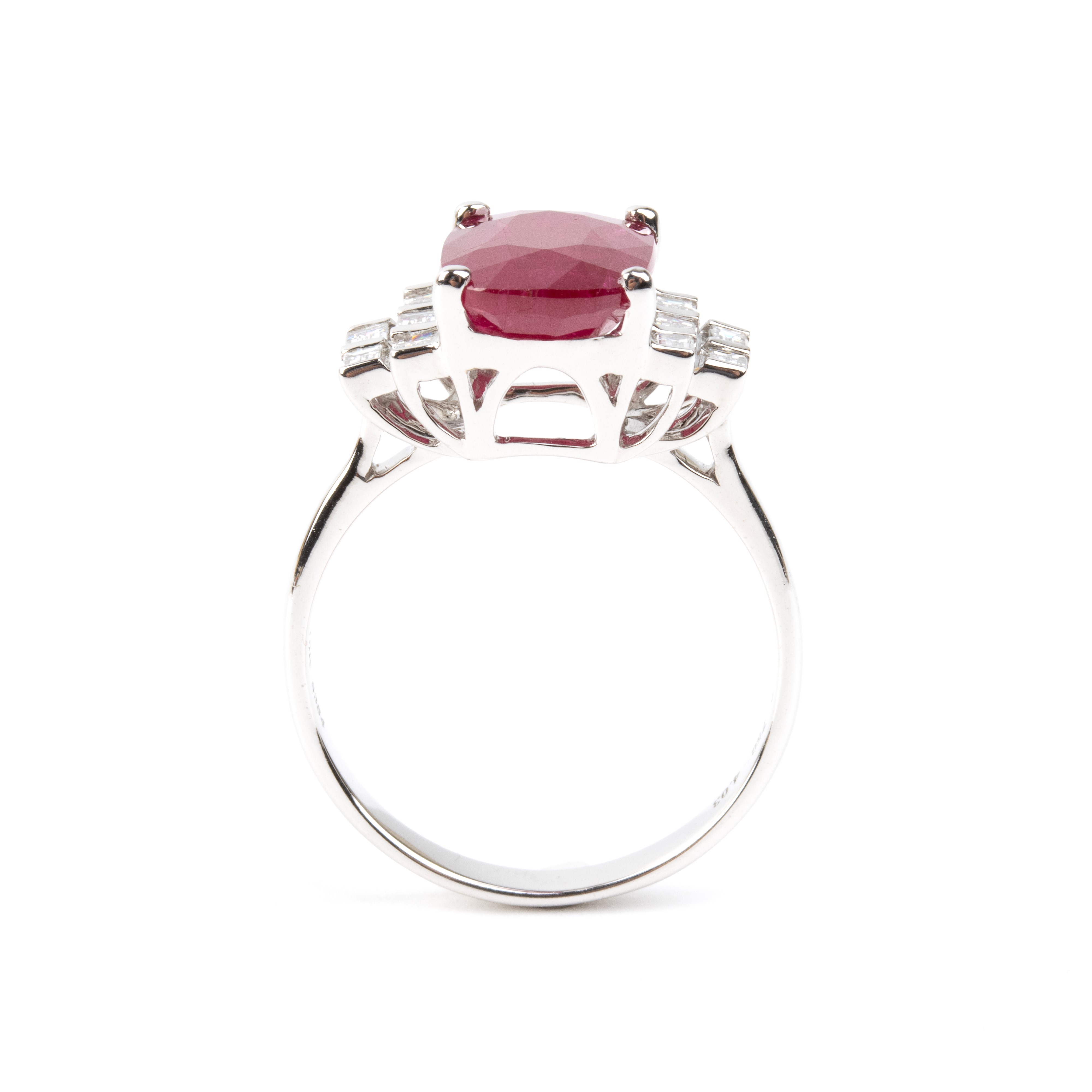 Anello, oro bianco 18k con rubino ovale e diamanti baguette