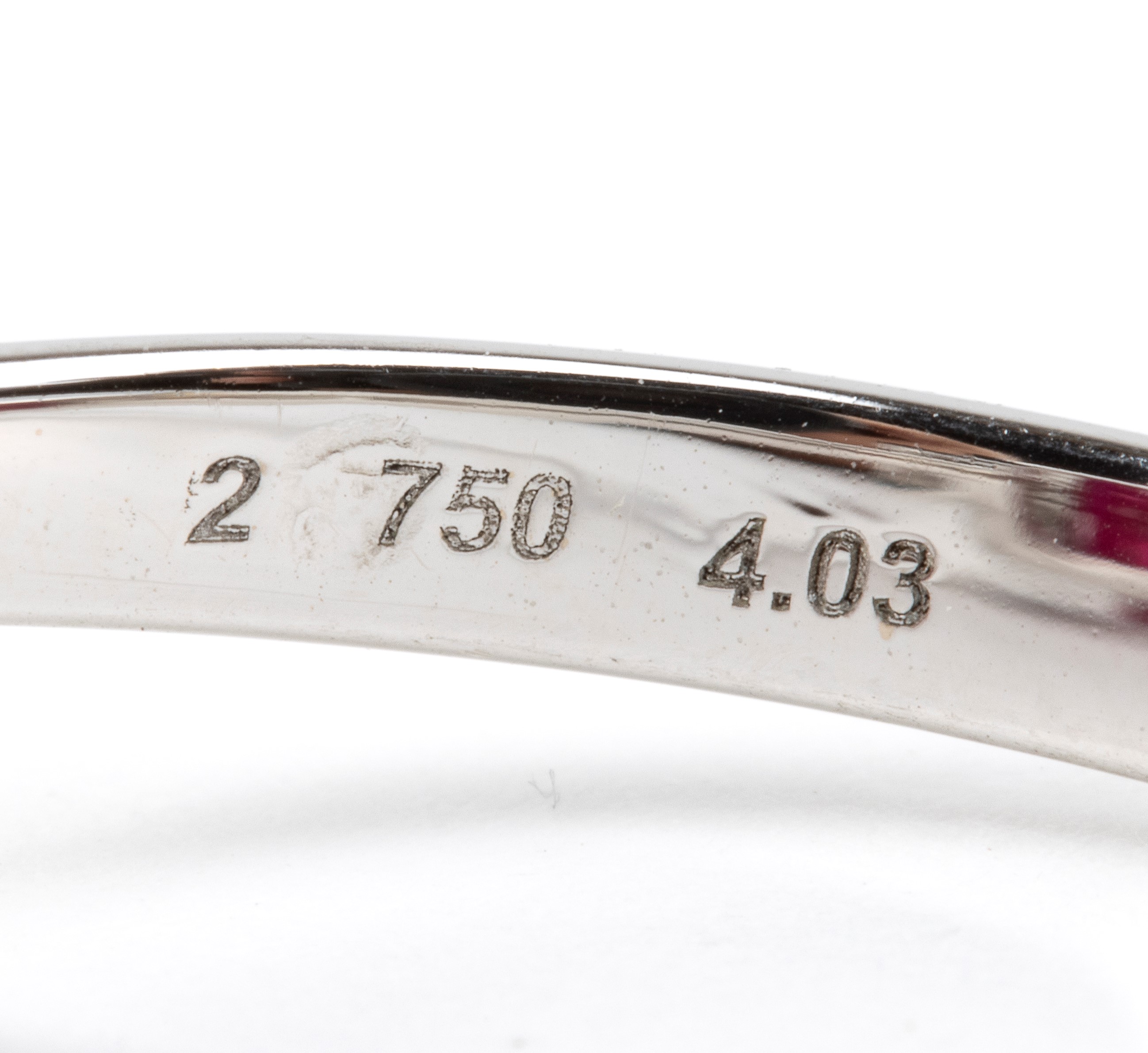 Anello, oro bianco 18k con rubino ovale e diamanti baguette
