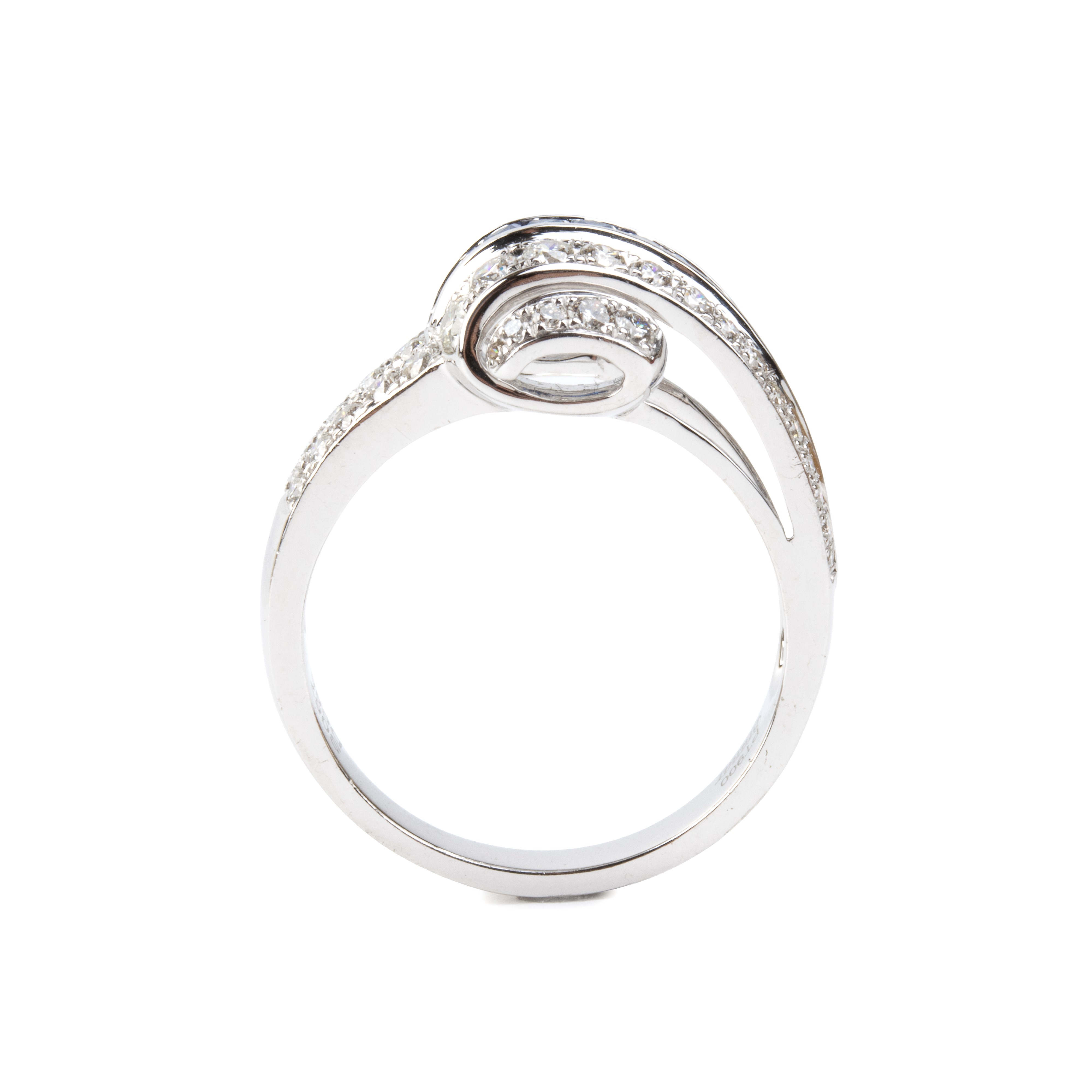 BRANAR, Anello in platino con diamanti in pavé e zaffiri quadrati
