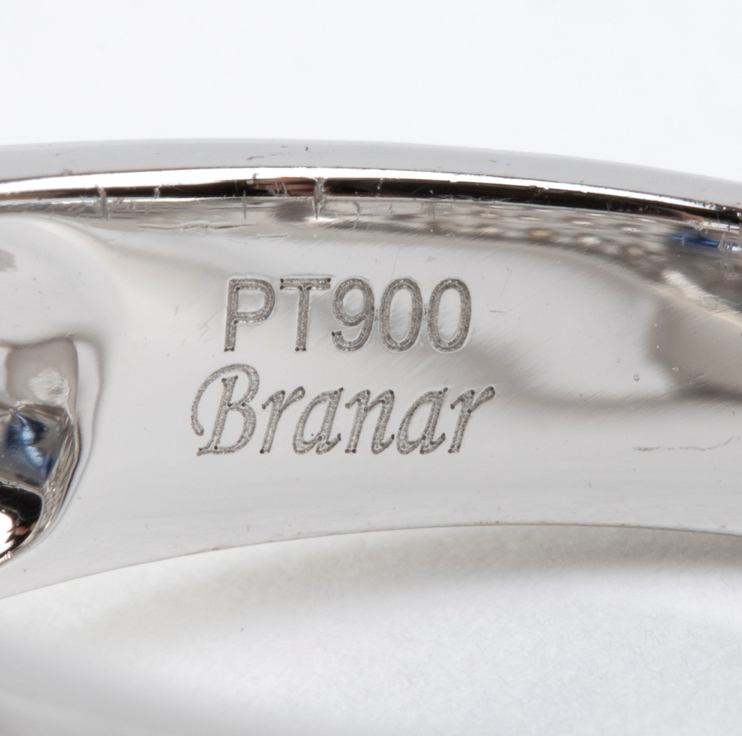 BRANAR, Anello in platino con diamanti in pavé e zaffiri quadrati