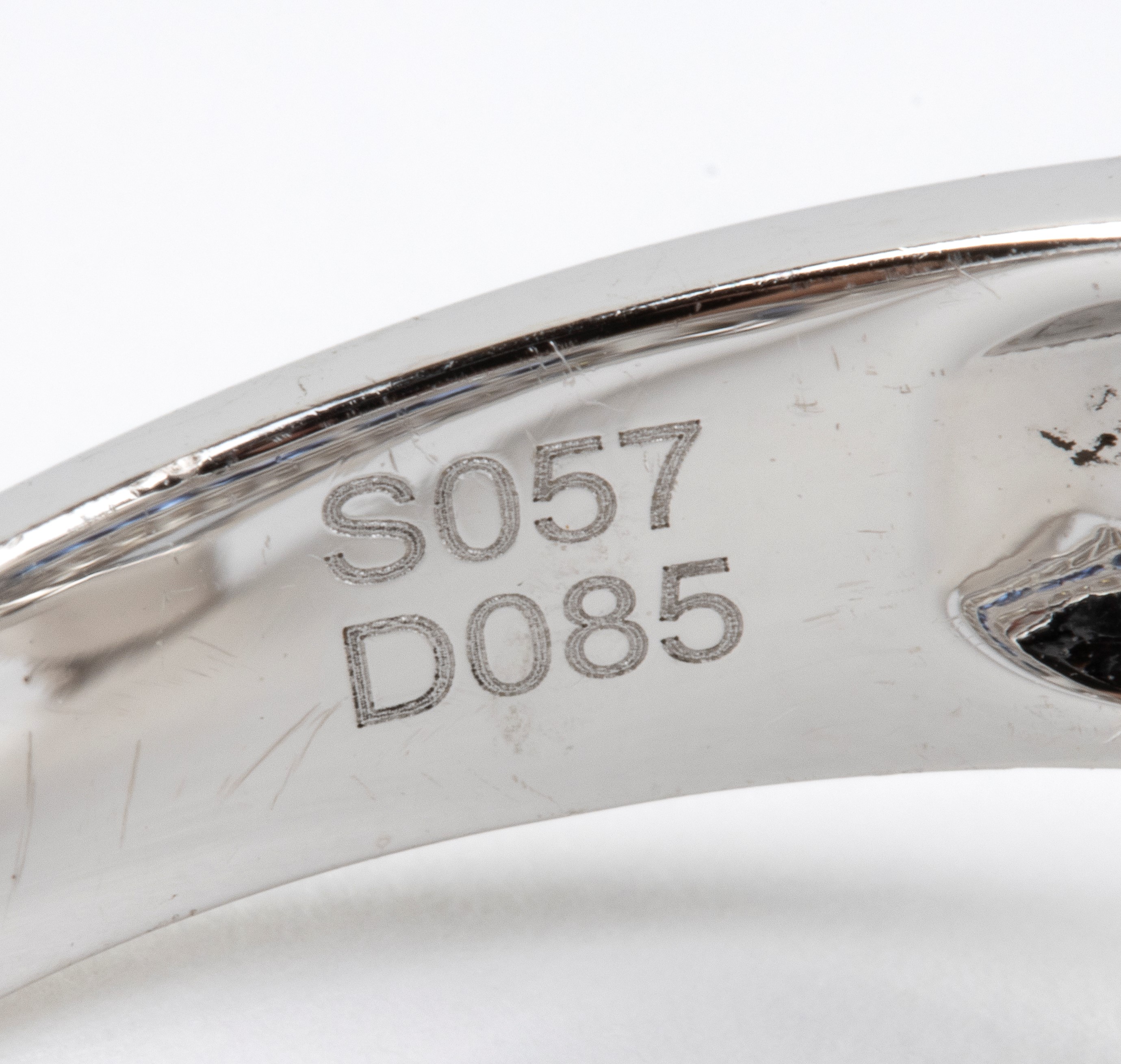 BRANAR, Anello in platino con diamanti in pavé e zaffiri quadrati