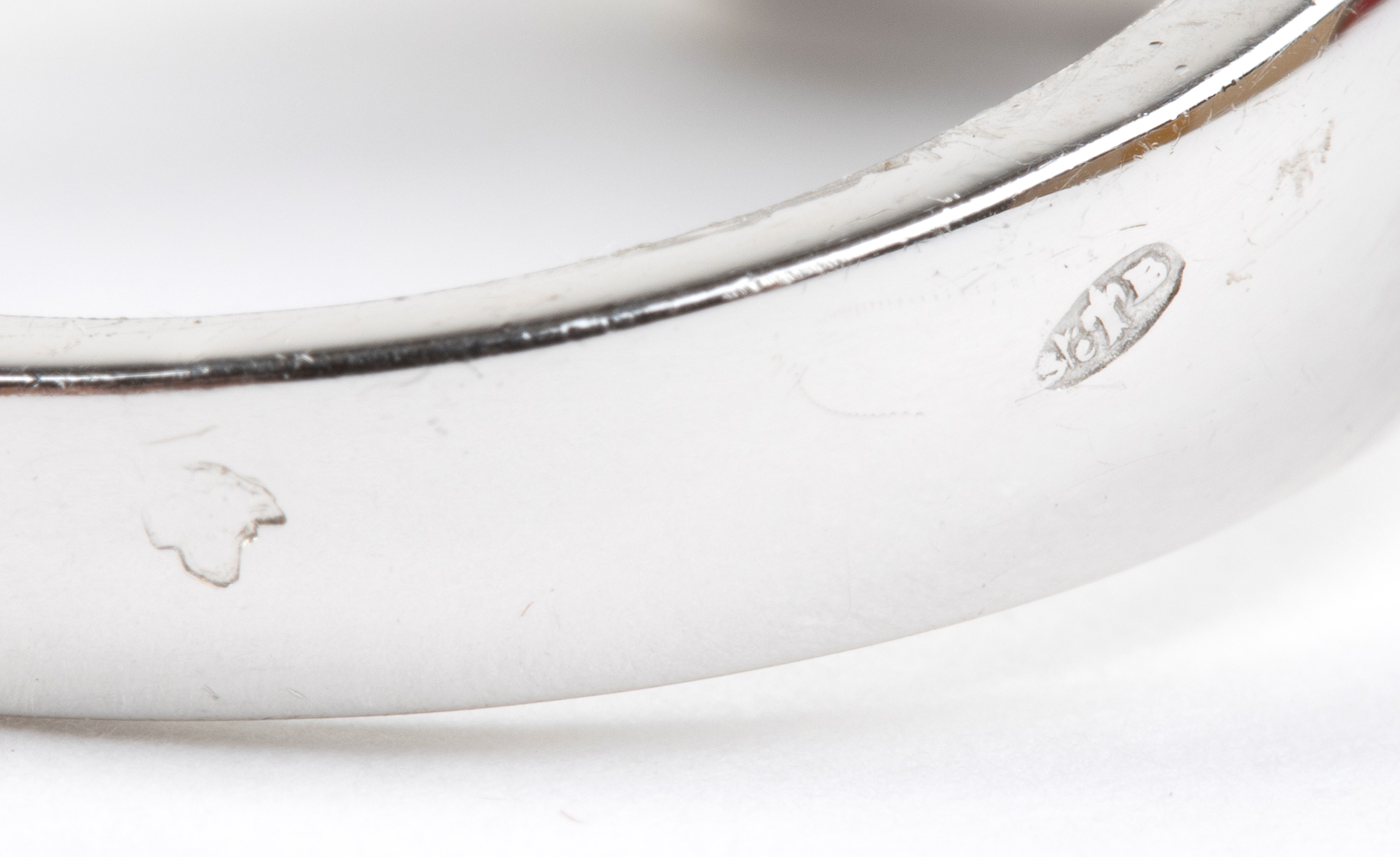 BRANAR, Anello in platino con diamanti in pavé e zaffiri quadrati