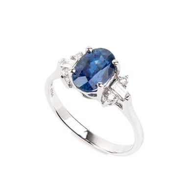 Anello in oro bianco 18k con zaffiro ovale e diamanti