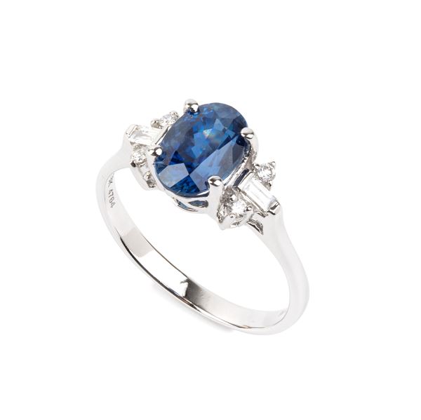 Anello in oro con zaffiro e diamanti