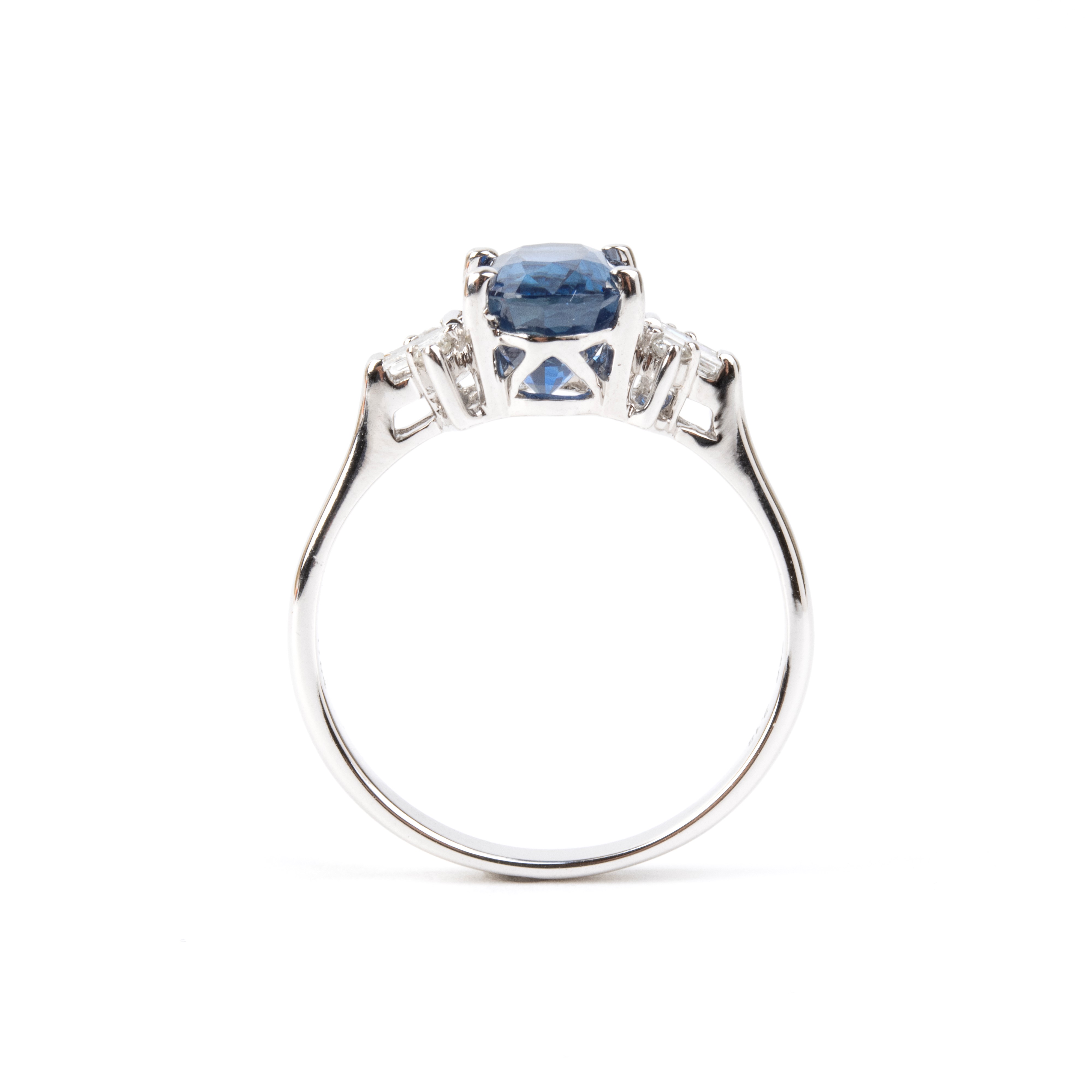 Anello in oro bianco 18k con zaffiro ovale e diamanti