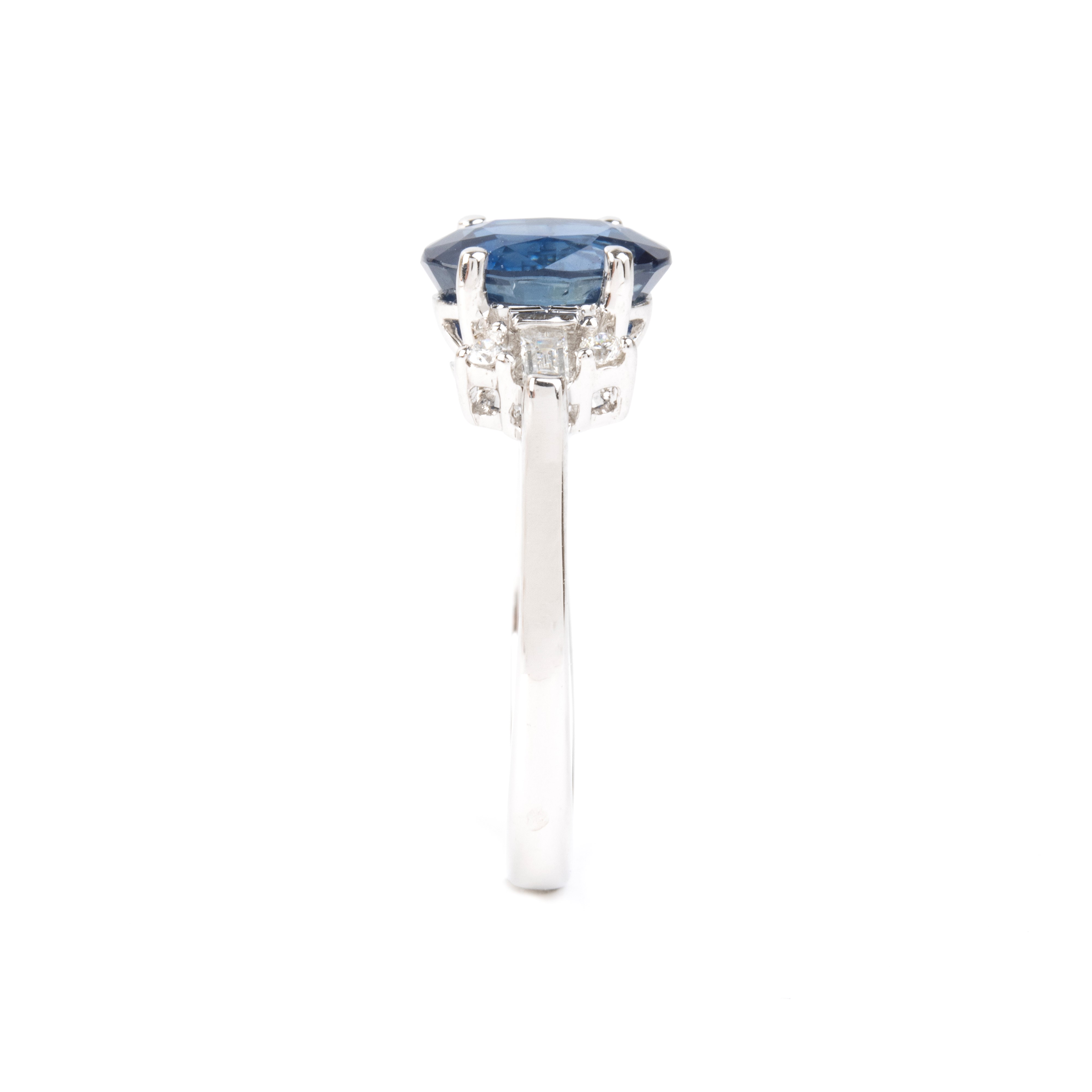 Anello in oro bianco 18k con zaffiro ovale e diamanti