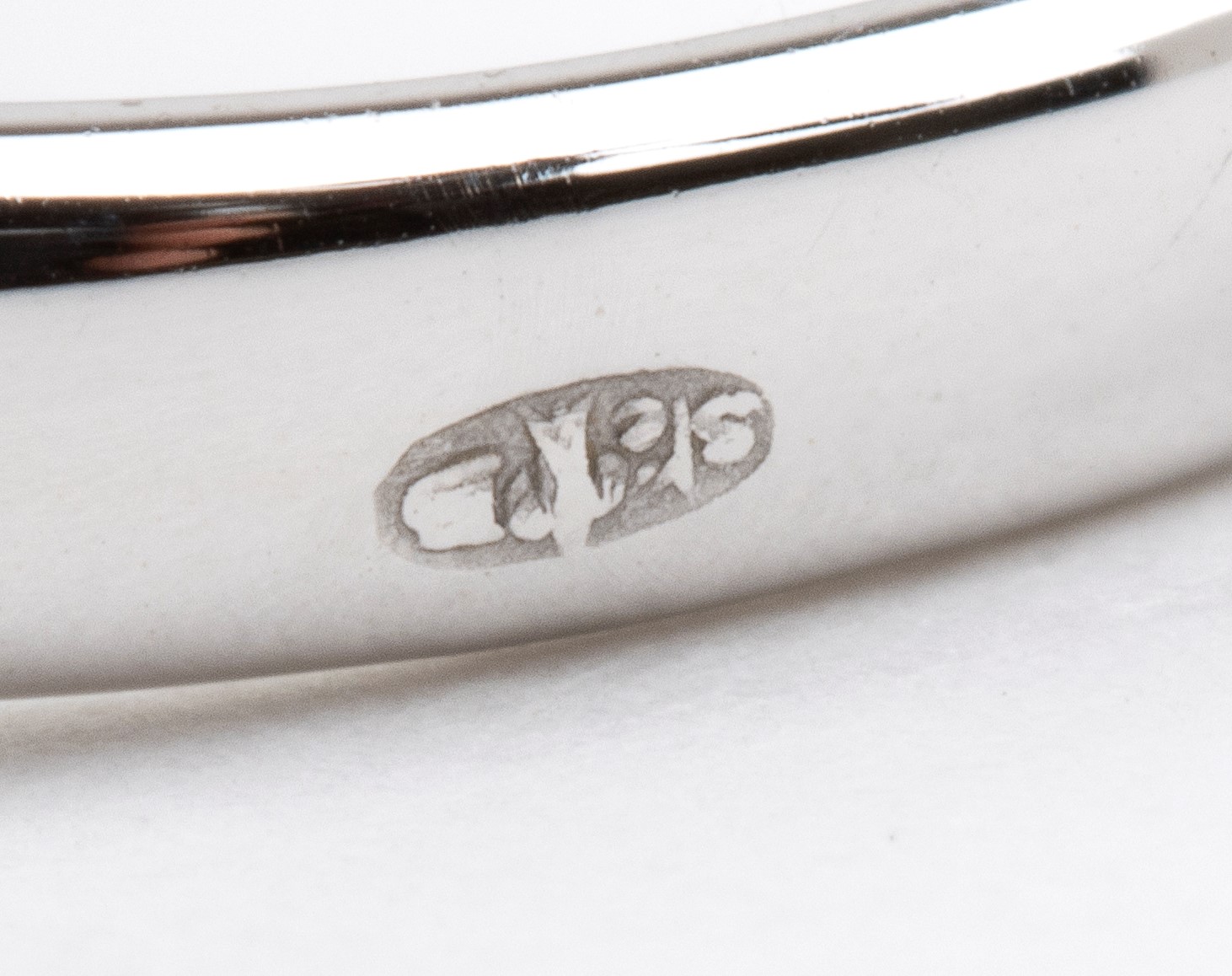 Anello in oro bianco 18k con zaffiro ovale e diamanti