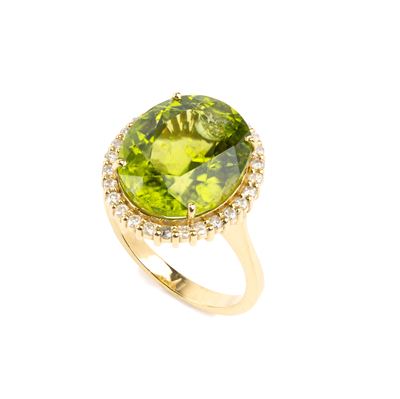 Oro 18k, Anello con peridoto ovale e diamanti tondi a taglio brillante