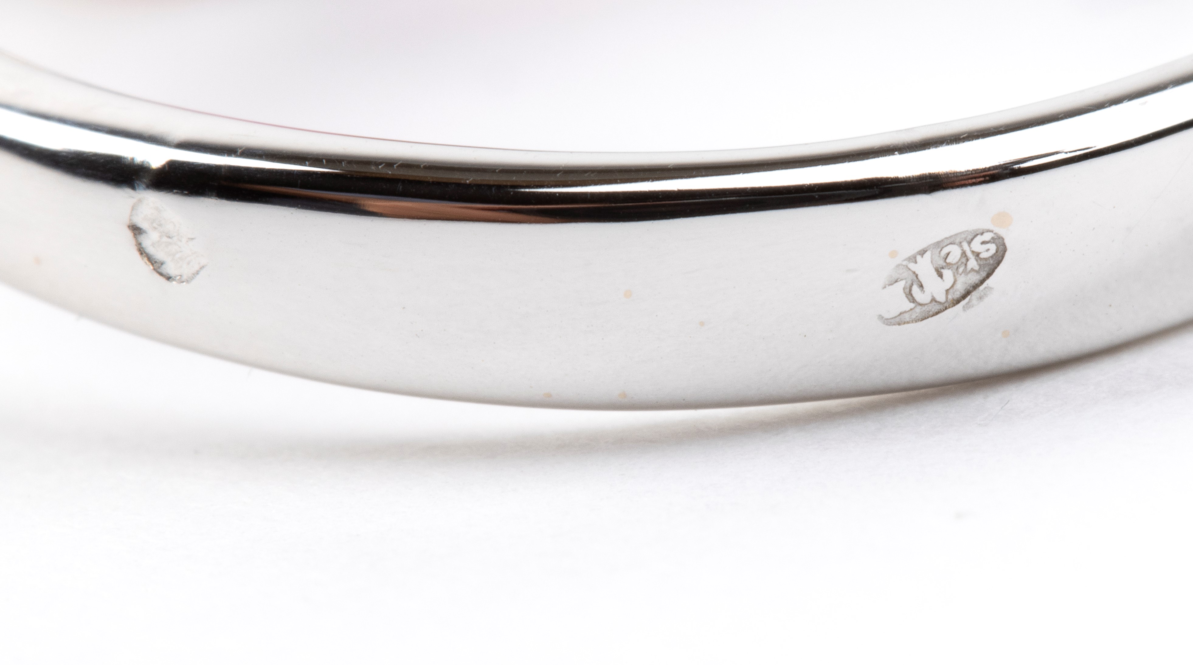 Gioiello in oro bianco 18k, anello con tormalina ovale e diamanti