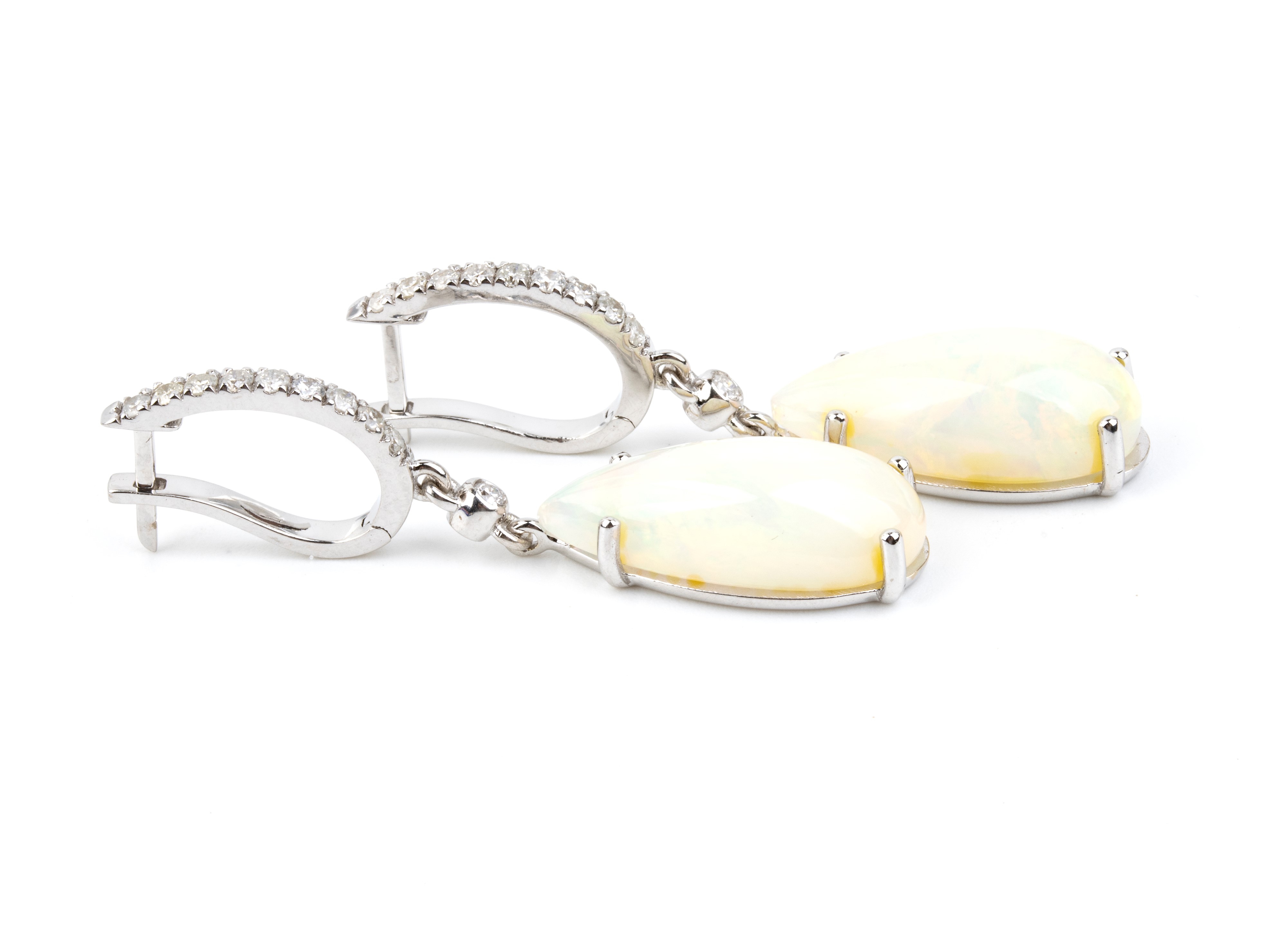 Orecchini pendenti in oro bianco 18k con opali e diamanti