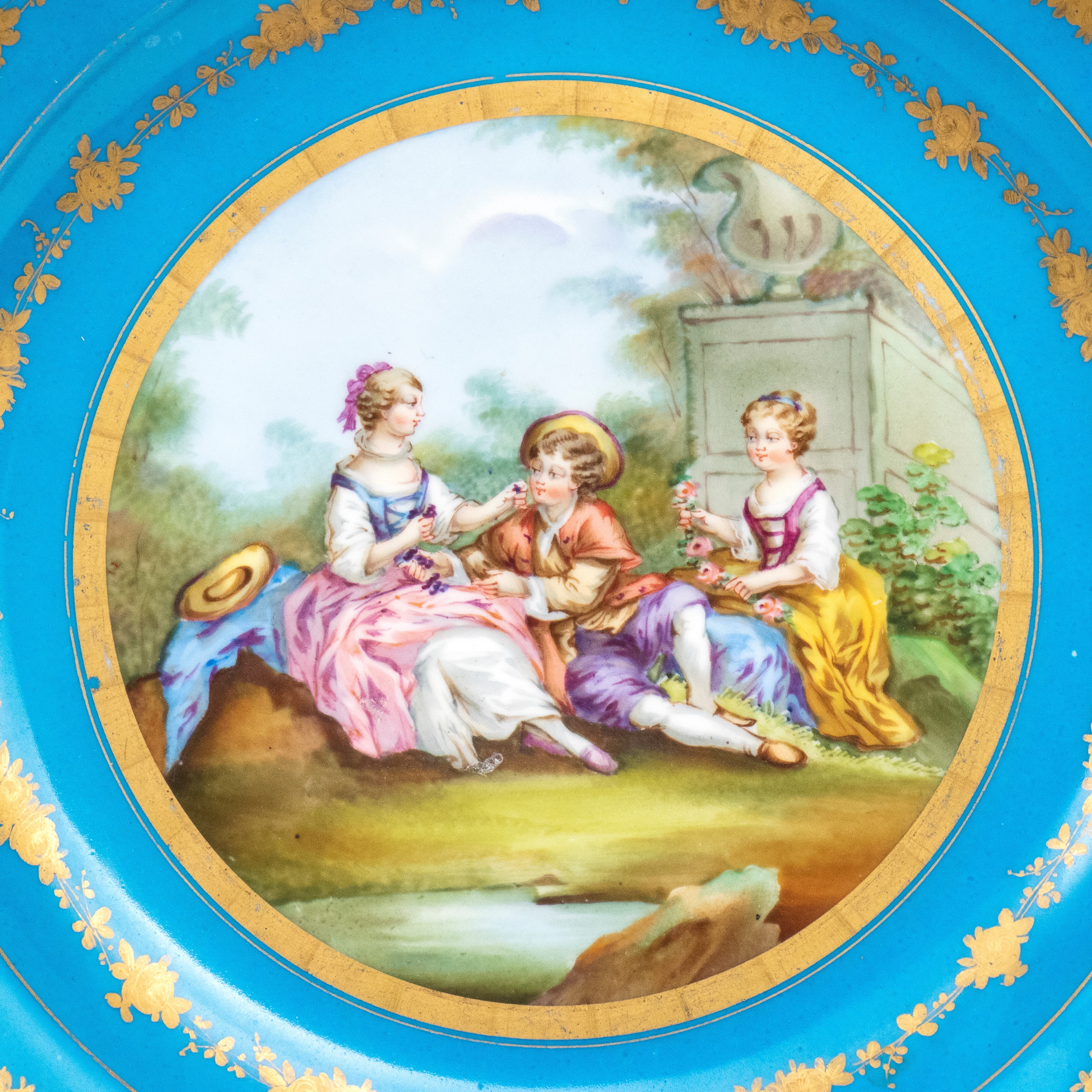 Alzata in porcellana di Sèvres, bleu céleste, con montatura in bronzo dorato, XIX secolo