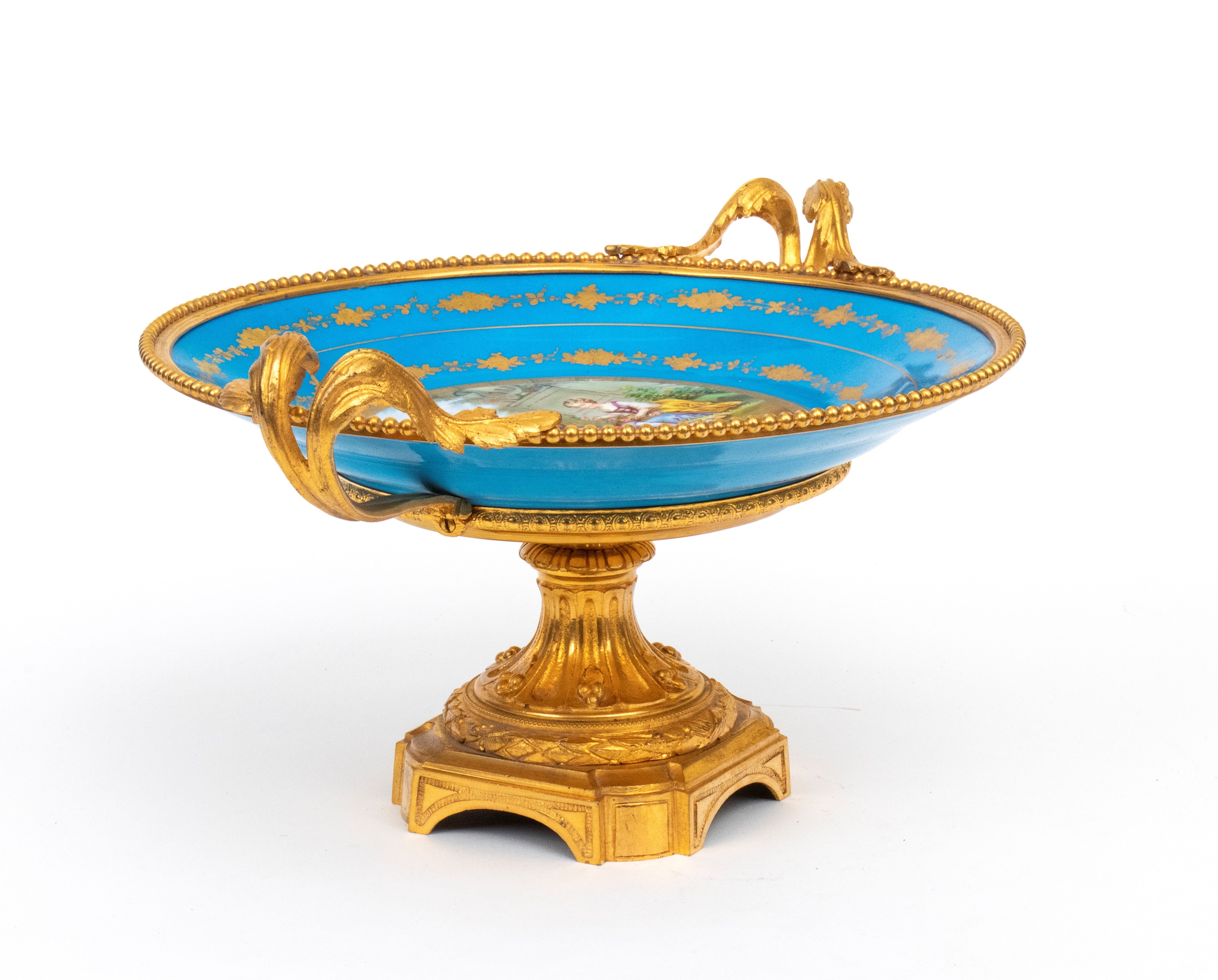Alzata in porcellana di Sèvres, bleu céleste, con montatura in bronzo dorato, XIX secolo