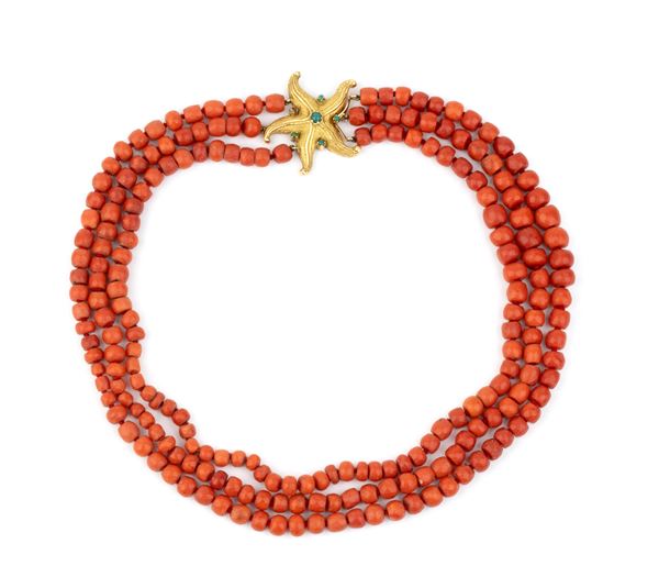Collana in corallo Mediterraneo e centrale a stella in oro e pietre