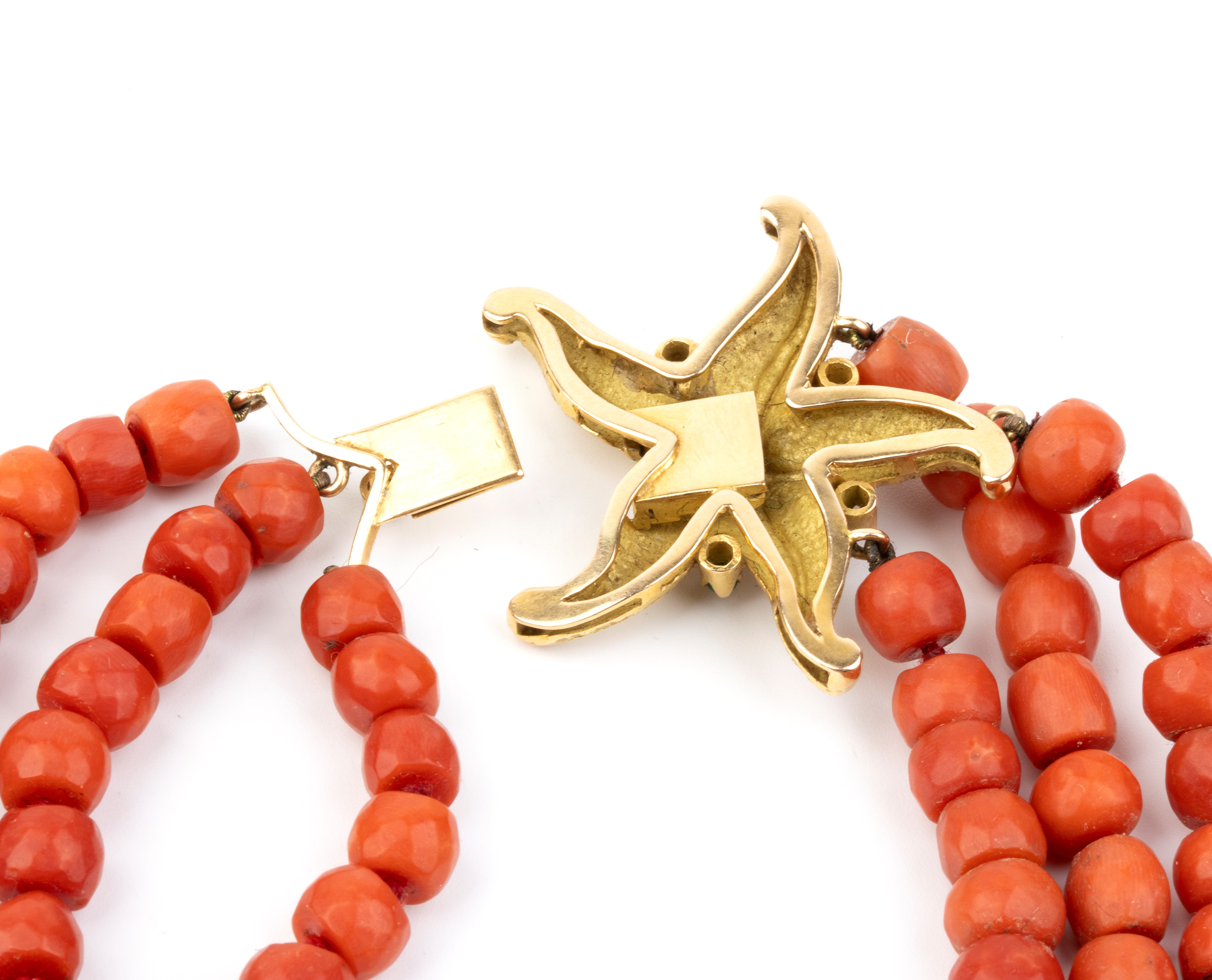 Collana in corallo Mediterraneo con stella marina in oro giallo 18k e crisoprasio