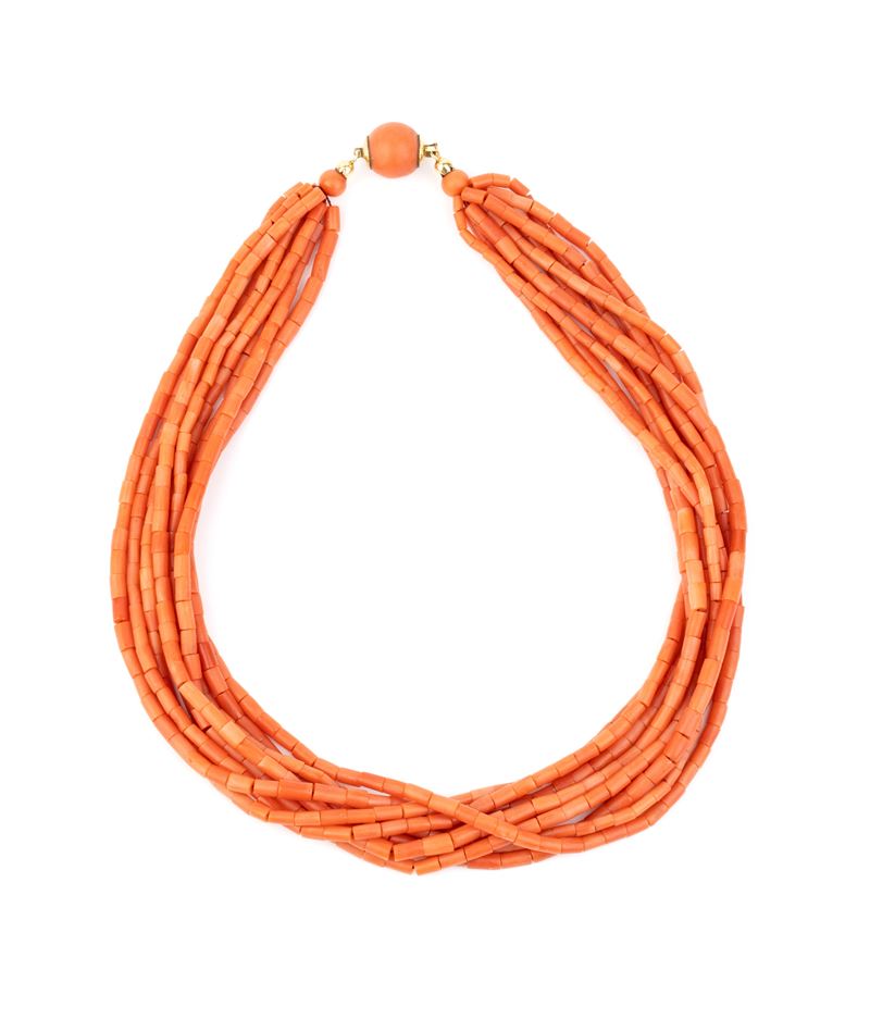 Collana in corallo Mediterraneo, 9 fili di cilindretti (Corallium rubrum) con chiusura in oro gia...