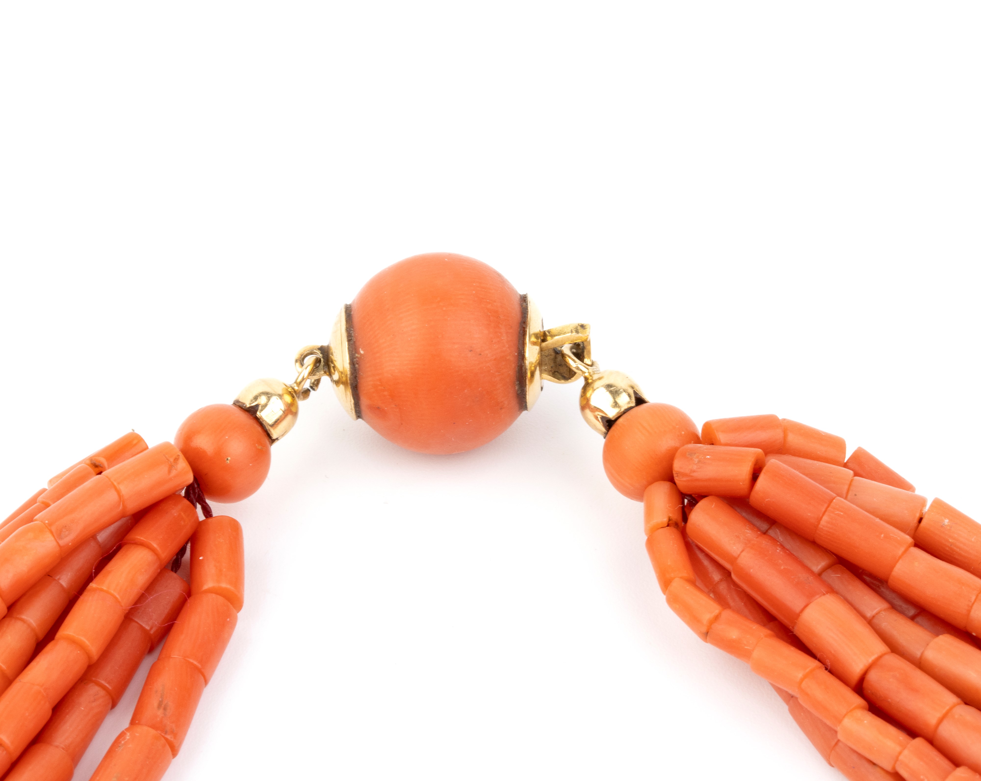 Collana in corallo Mediterraneo, 9 fili di cilindretti (Corallium rubrum) con chiusura in oro gia...