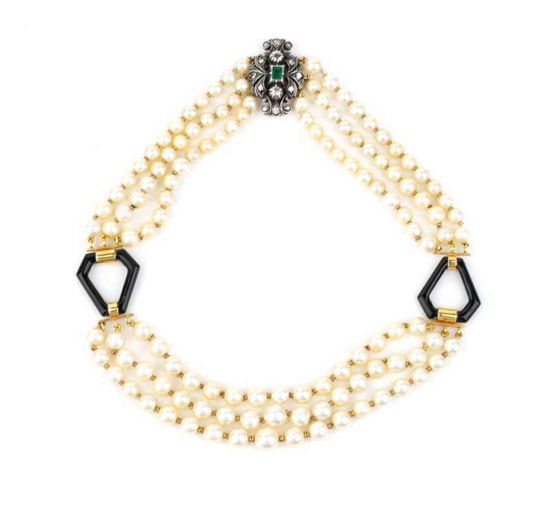 Collana a tre fili di perle coltivate in oro, argento, smeraldo, diamanti e onice, certificato IG...