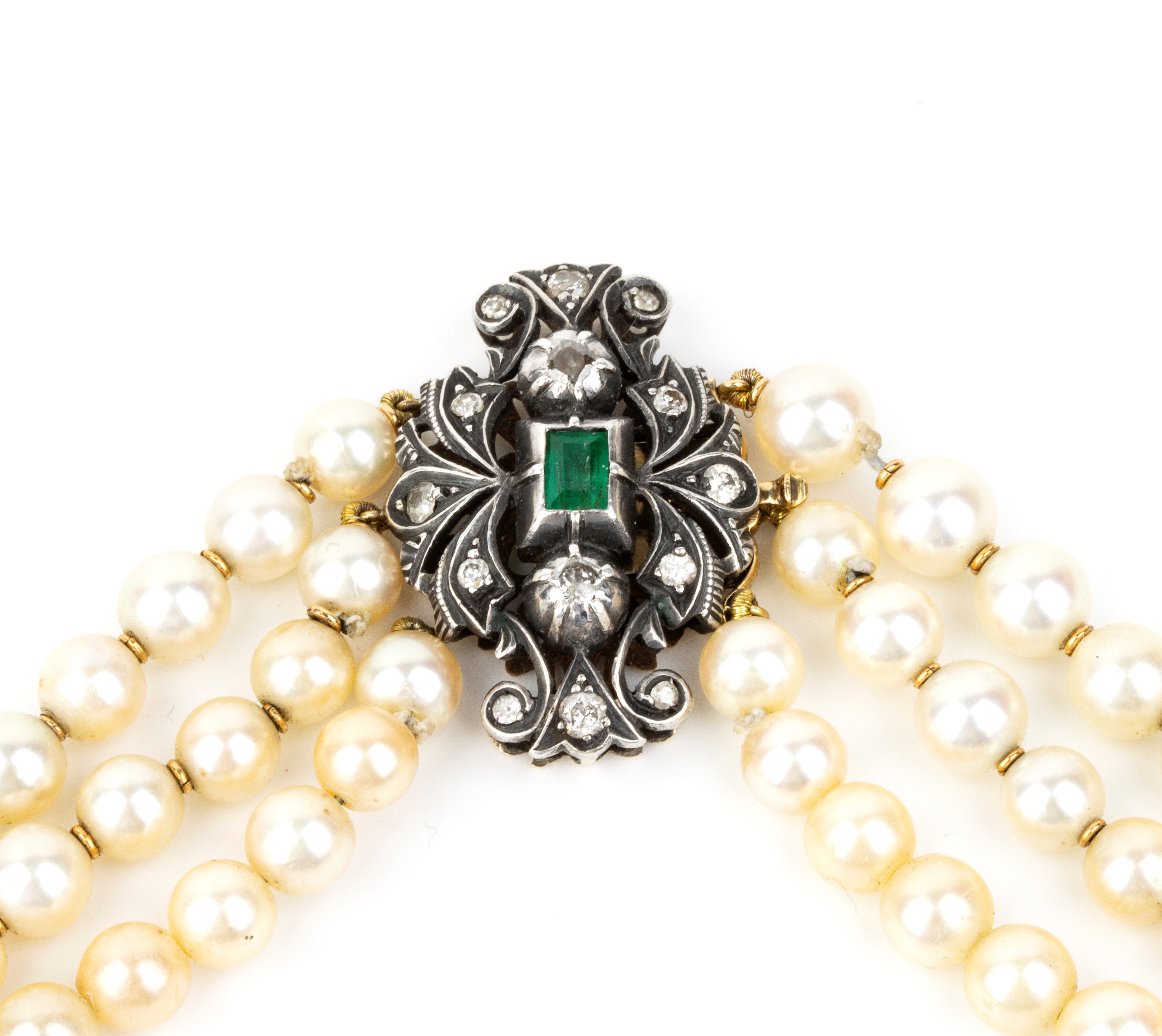 Collana a tre fili di perle coltivate in oro, argento, smeraldo, diamanti e onice, certificato IG...