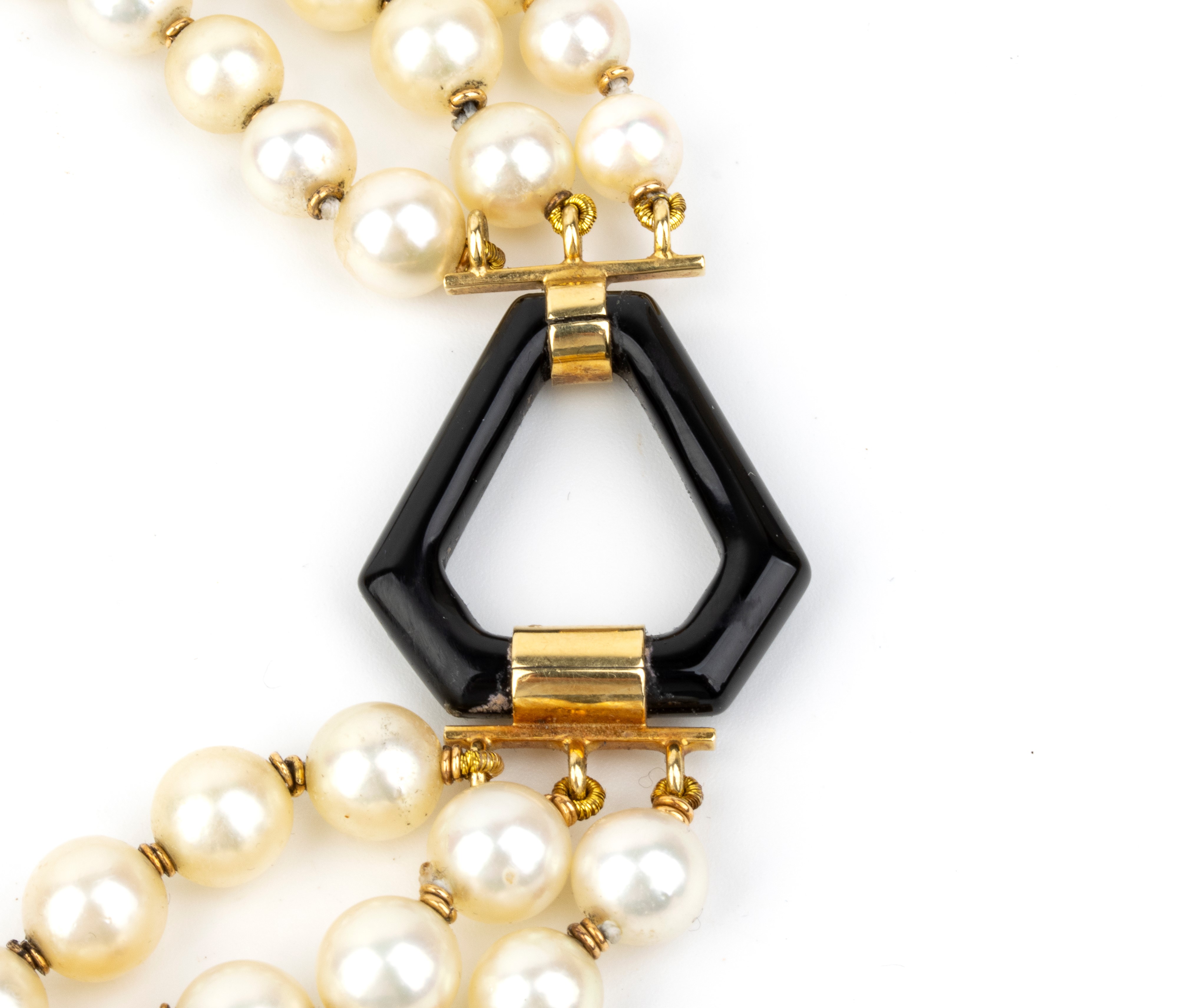 Collana a tre fili di perle coltivate in oro, argento, smeraldo, diamanti e onice, certificato IG...