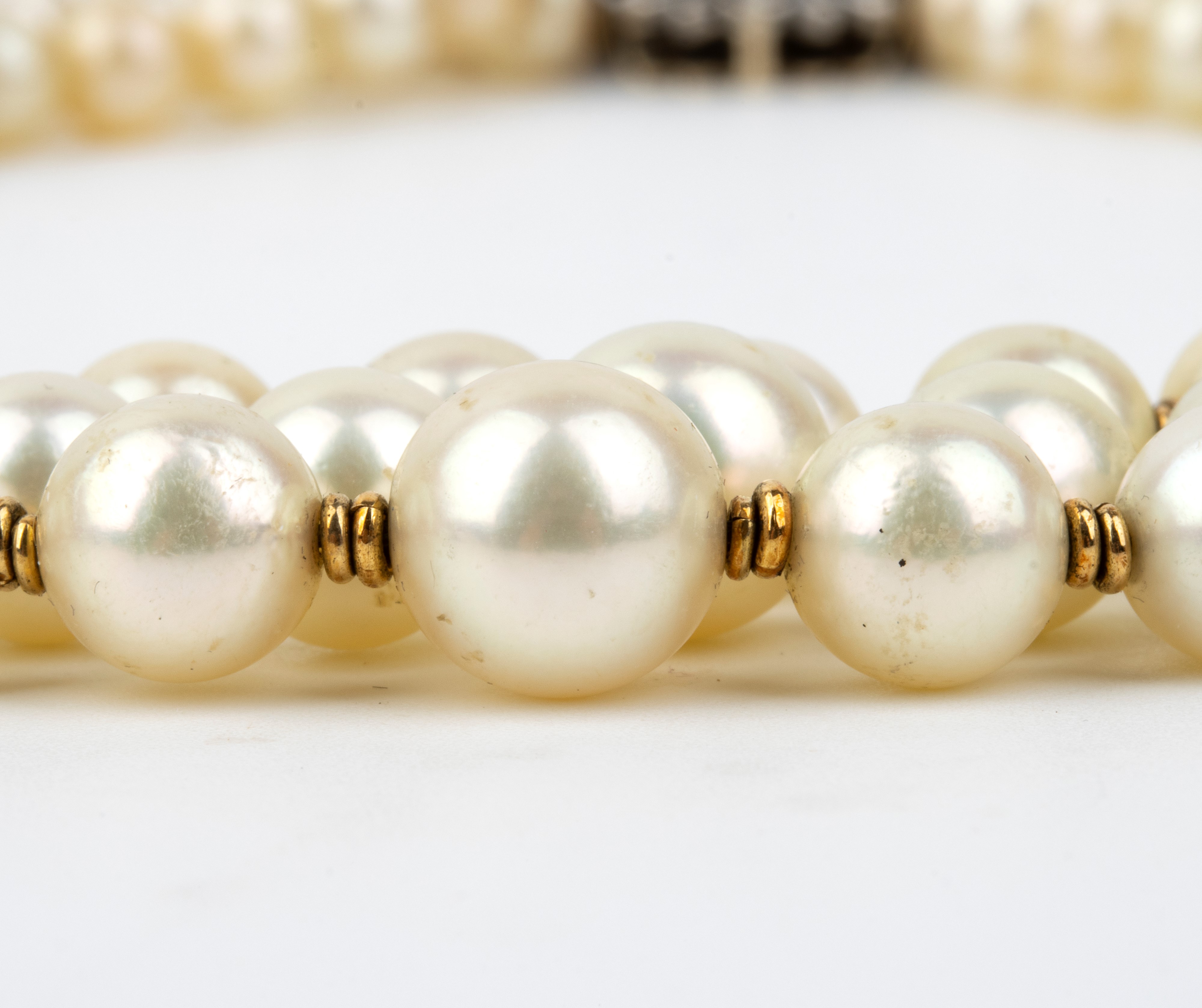 Collana a tre fili di perle coltivate in oro, argento, smeraldo, diamanti e onice, certificato IG...