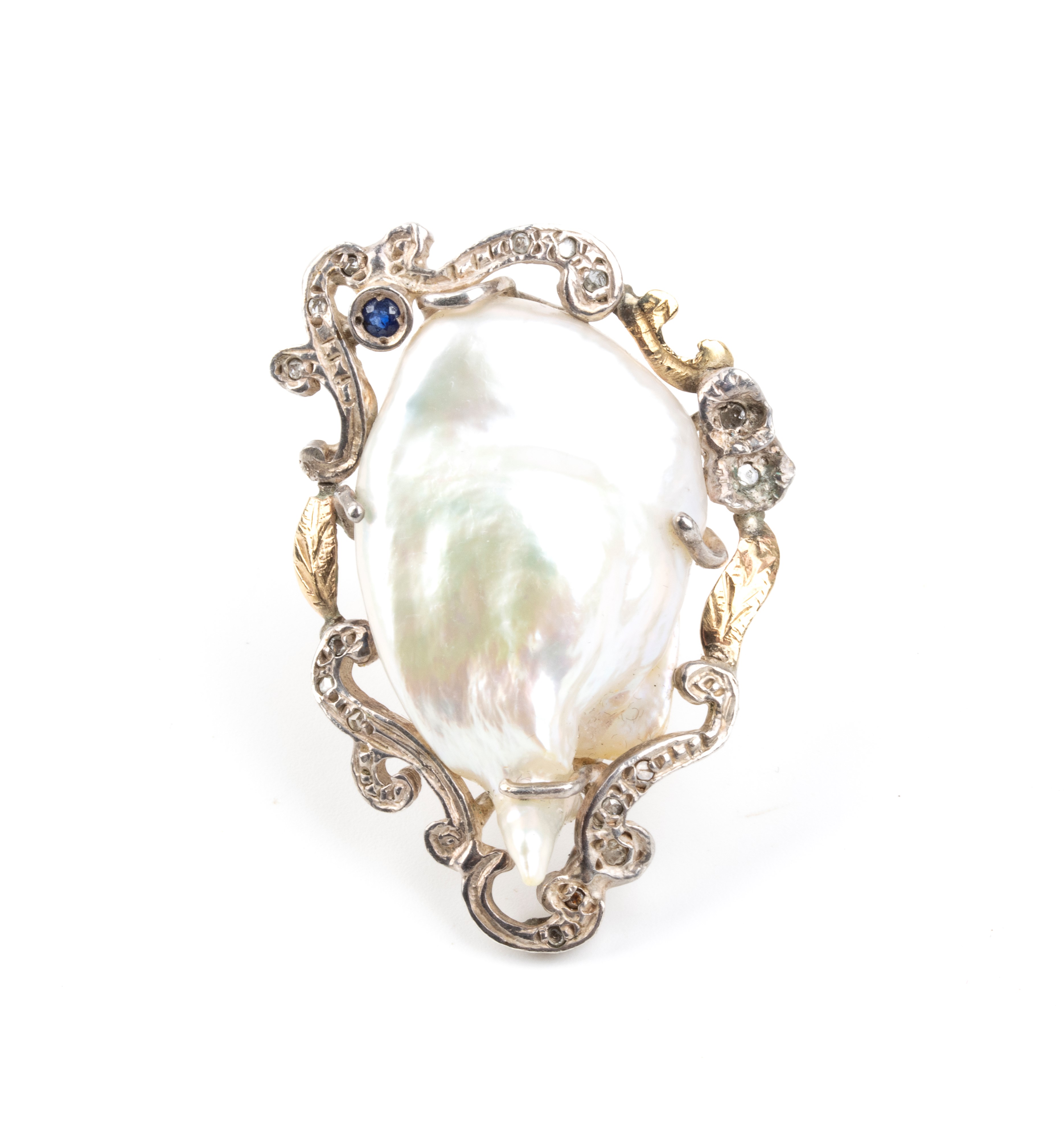 Anello in oro giallo e argento, perla scaramazza, diamanti e zaffiri