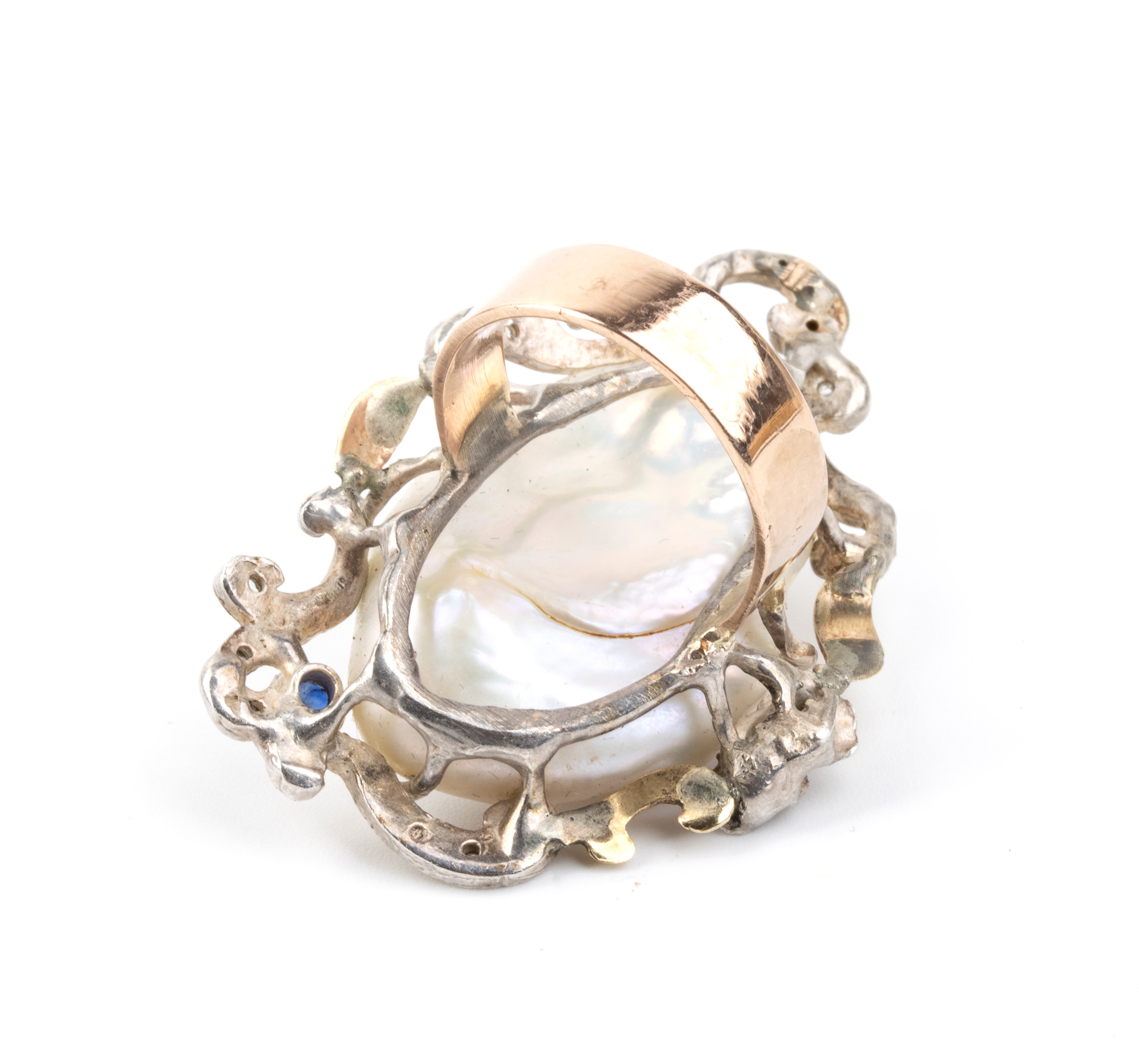 Anello in oro giallo e argento, perla scaramazza, diamanti e zaffiri