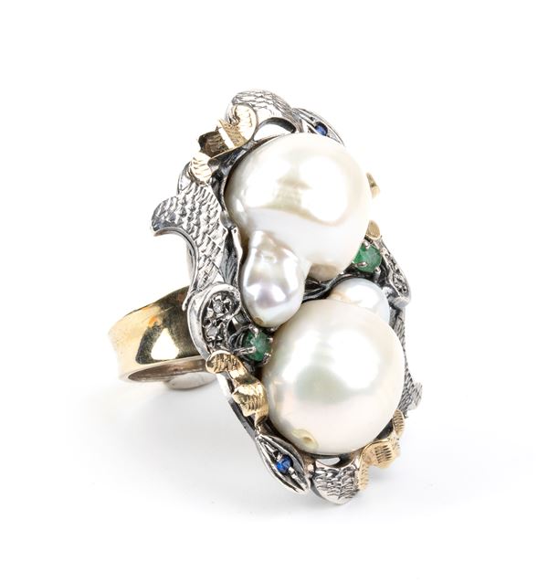 Anello in oro ed argento con coppia di perle e diamanti     