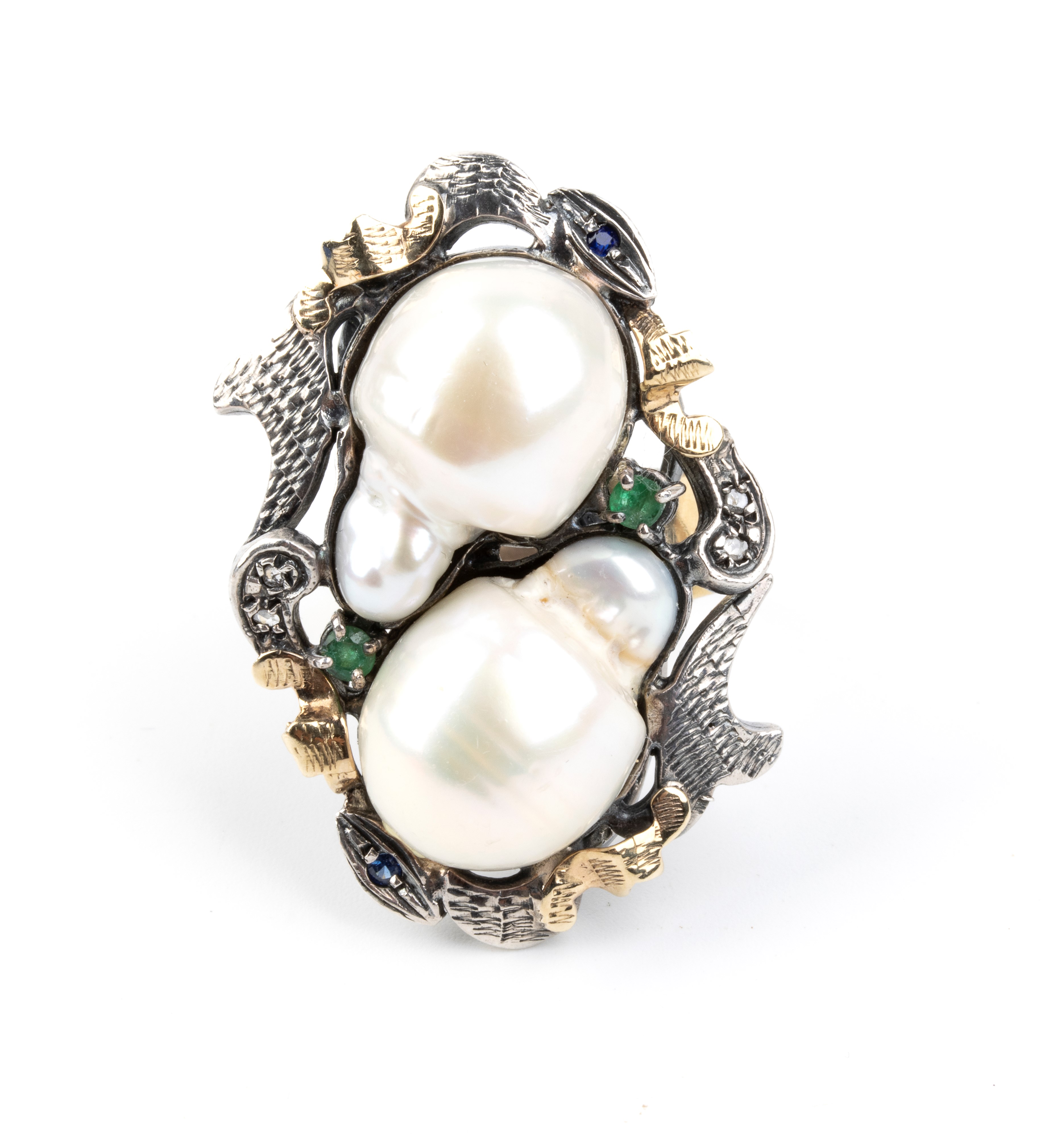 Anello in oro e argento 9k con coppia di perle scaramazze, diamanti, rubini e smeraldi